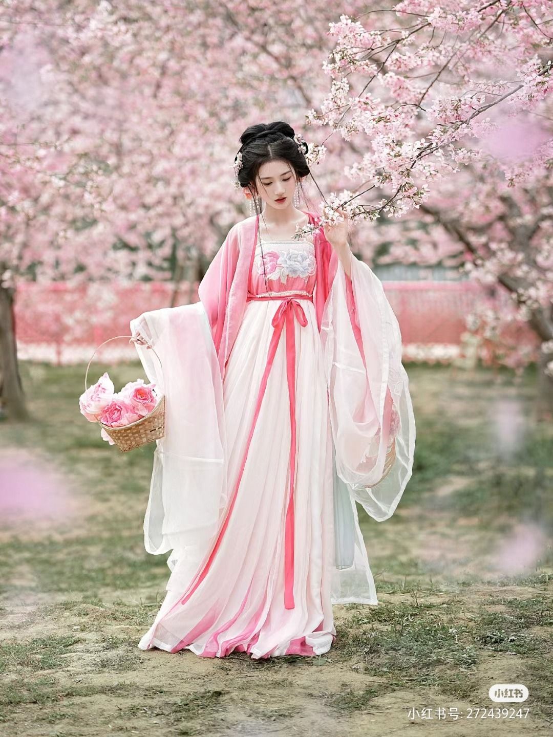 Traditional Elegance:A Tang Suit Set with Jacket and Skirt Traditional Elegance:A Tang Suit Set with Jacket and Skirt