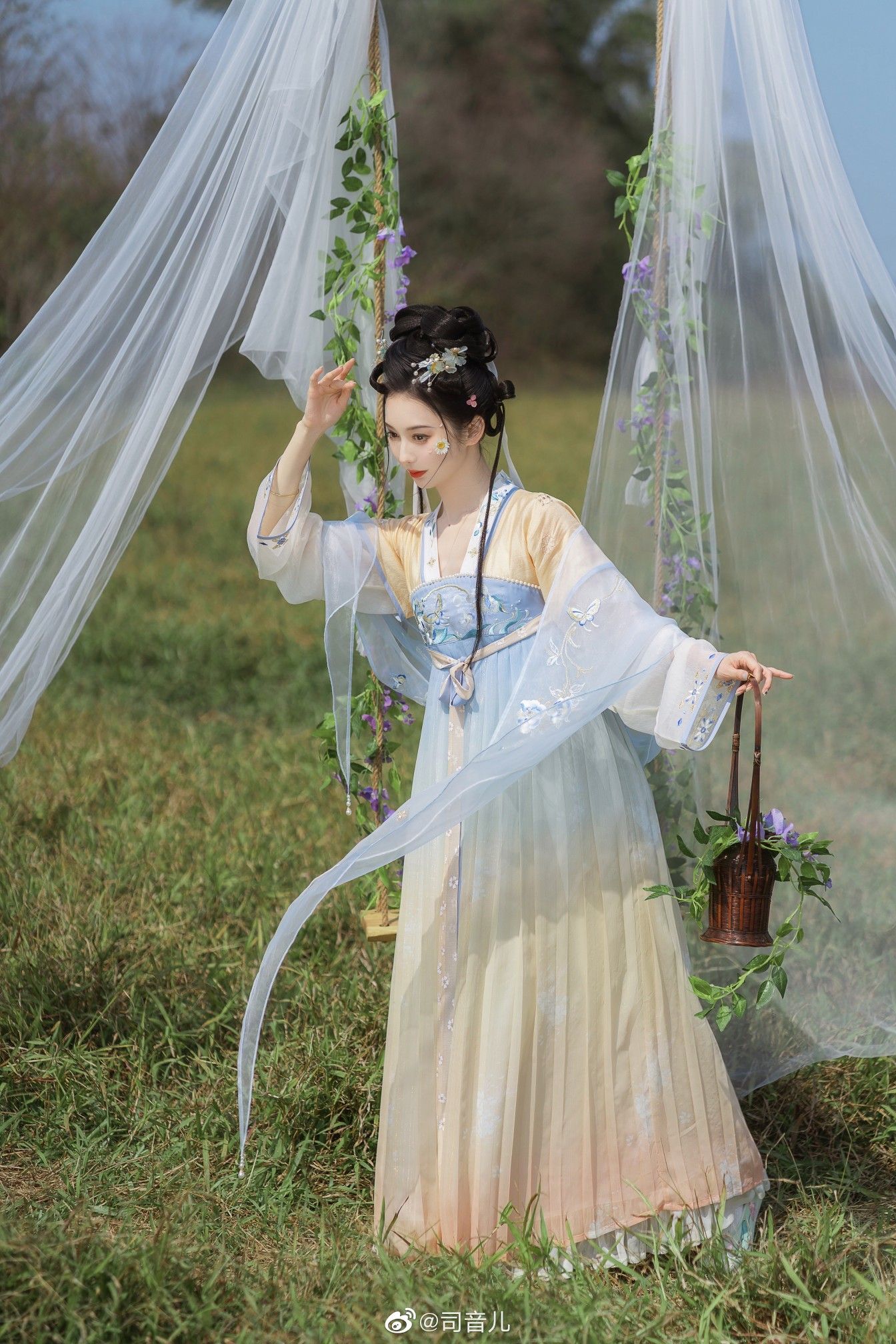 Children in Shandong Heze Caoxian Wear Ma Mianqun:A Cultural Tradition in Childrens Fashion Children in Shandong Heze Caoxian Wear Ma Mianqun:A Cultural Tradition in Childrens Fashion