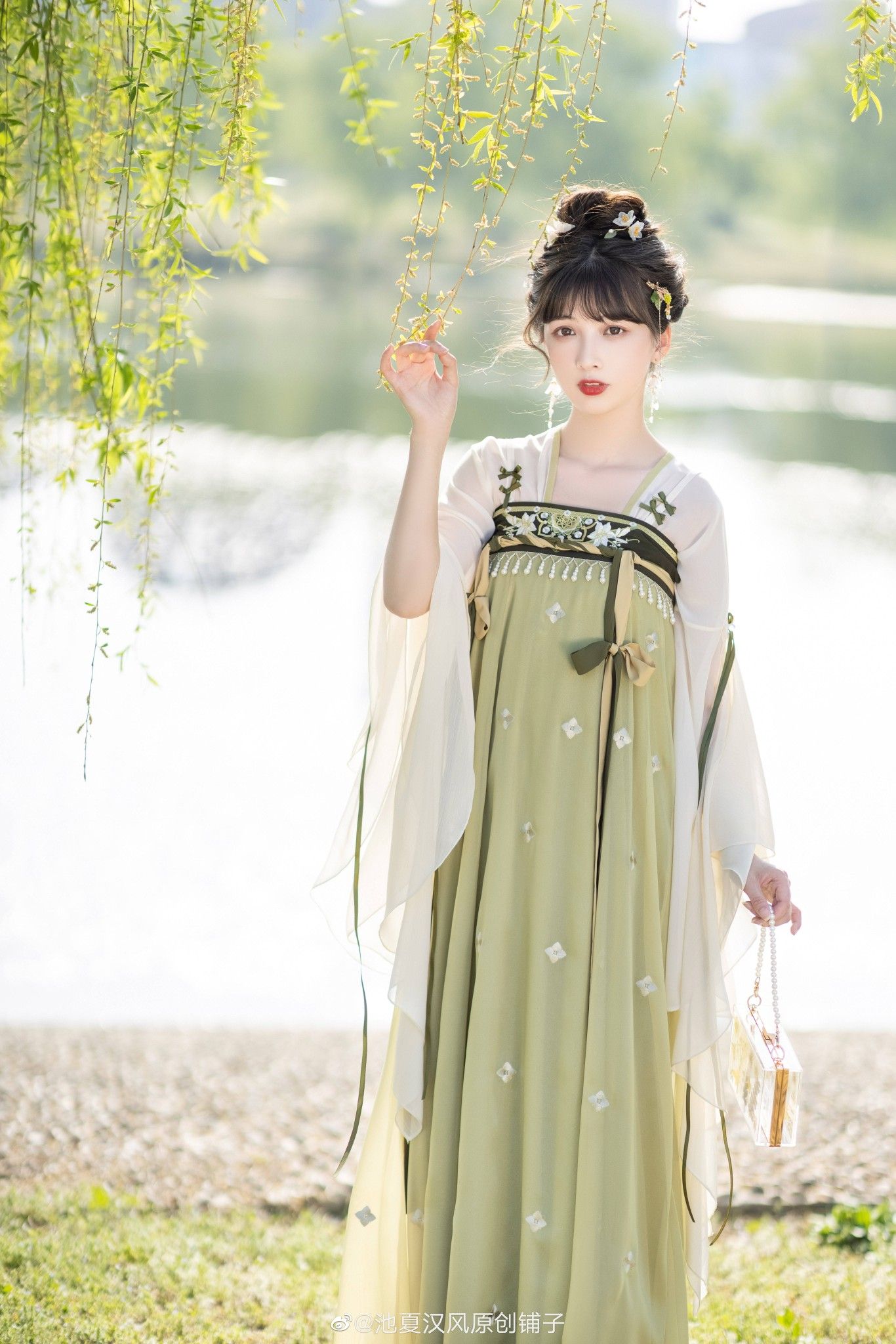 Chén Qiānqiāns War God-like Hanfu Costume:A Study of Its Splendor and Cultural Significance Chén Qiānqiāns War God-like Hanfu Costume:A Study of Its Splendor and Cultural Significance