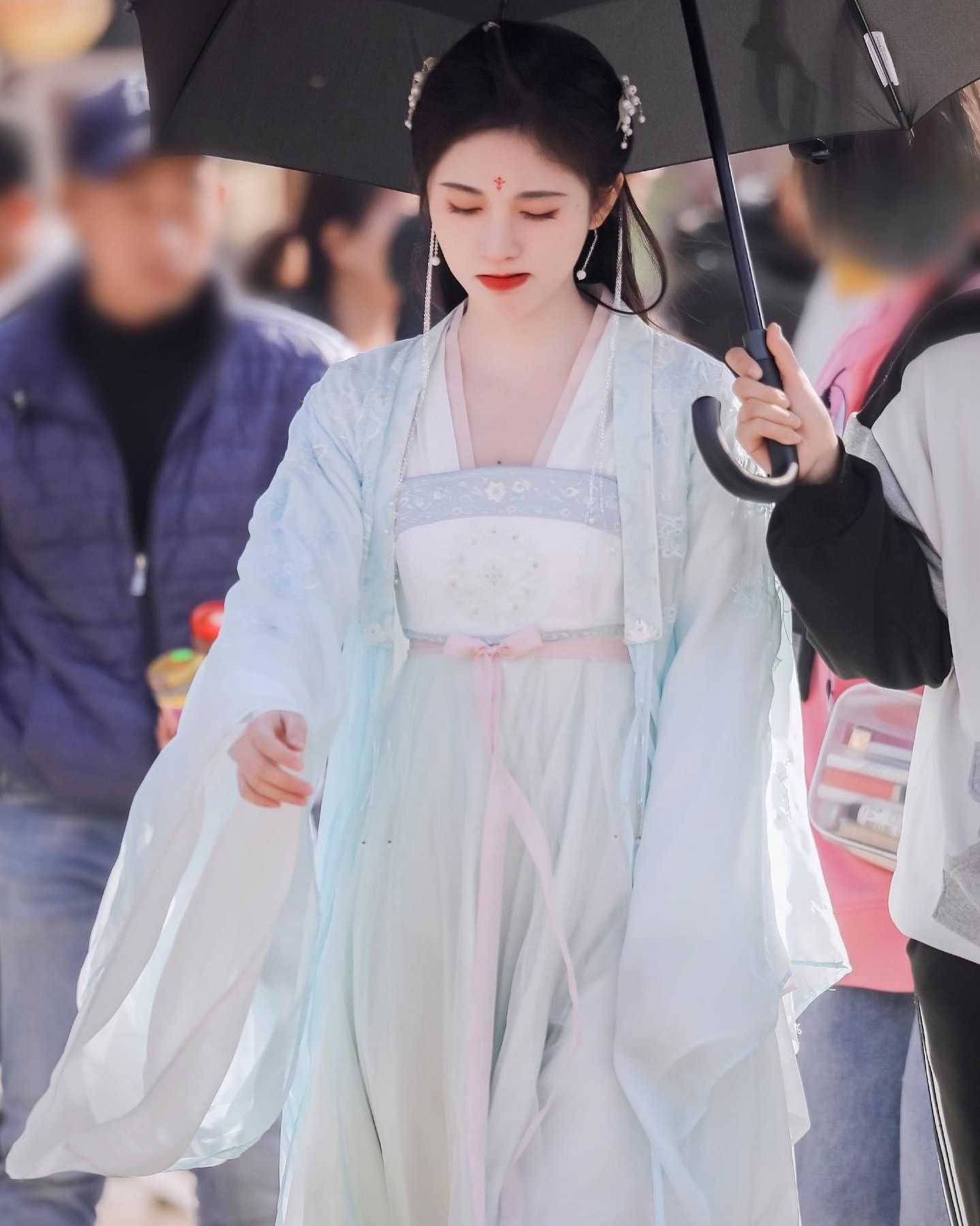 The Youth in Five Heroes Hanfu Ensembles:A Journey into the World of Traditional Chinese Splendor