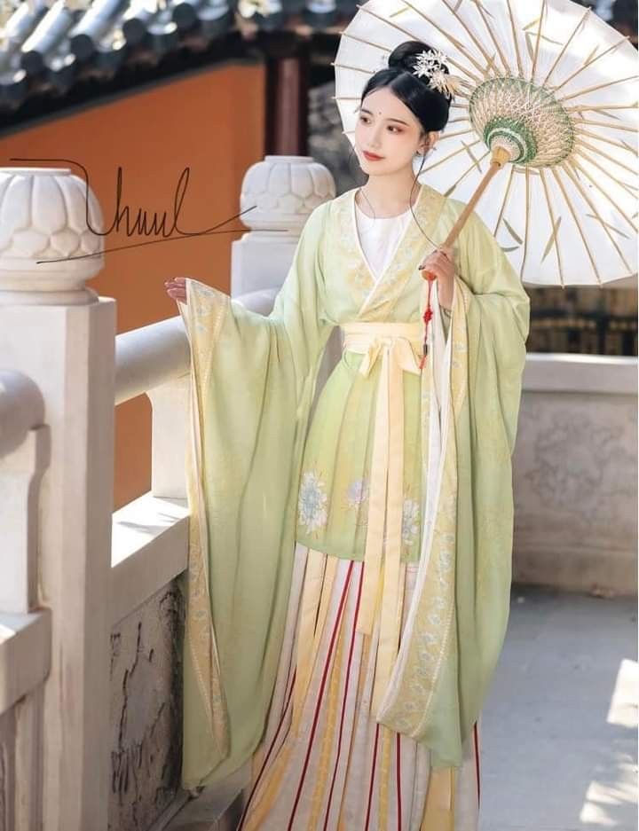 Little Girls in Traditional Chinese Fashion:The Enchantment of Hanfu with Plush Coats Little Girls in Traditional Chinese Fashion:The Enchantment of Hanfu with Plush Coats