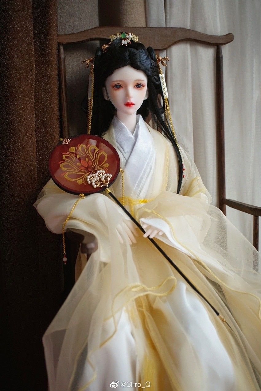 The Splendor of Hanfu:The Dragon and Snake Robes in Ancient Chinese Tradition