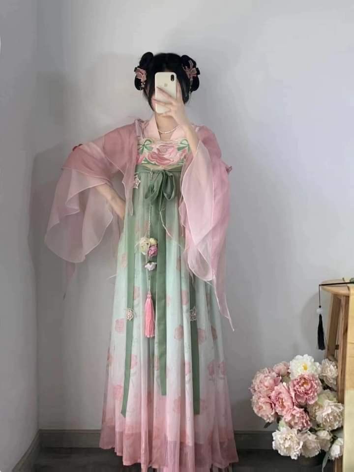 Embroidery in Qing Dynasty Court Costumes:A Glimpse into the Splendor of Gorgess Attire