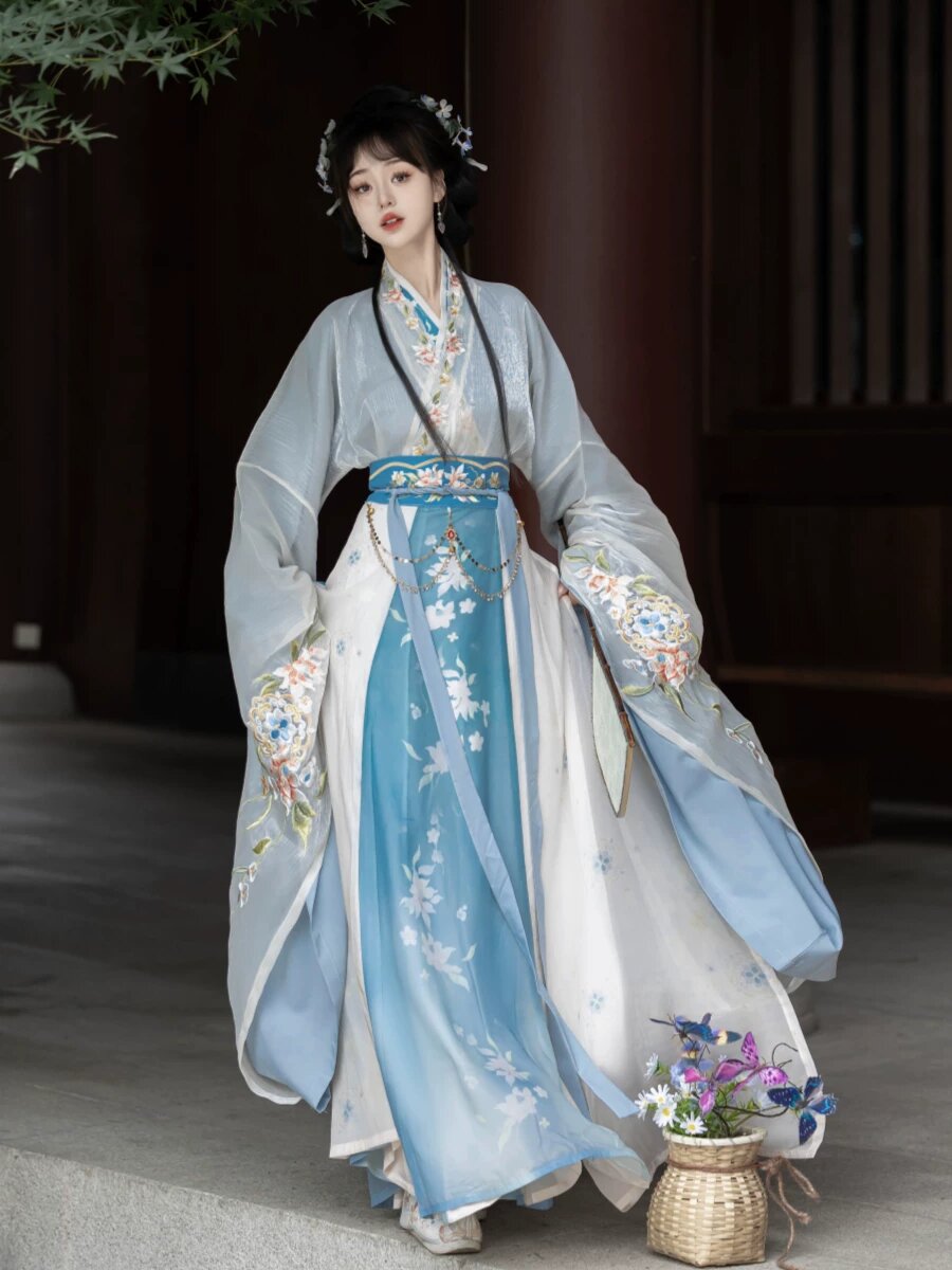 Vintage Style of Traditional Chinese Cheongsam in the Republic Era Vintage Style of Traditional Chinese Cheongsam in the Republic Era