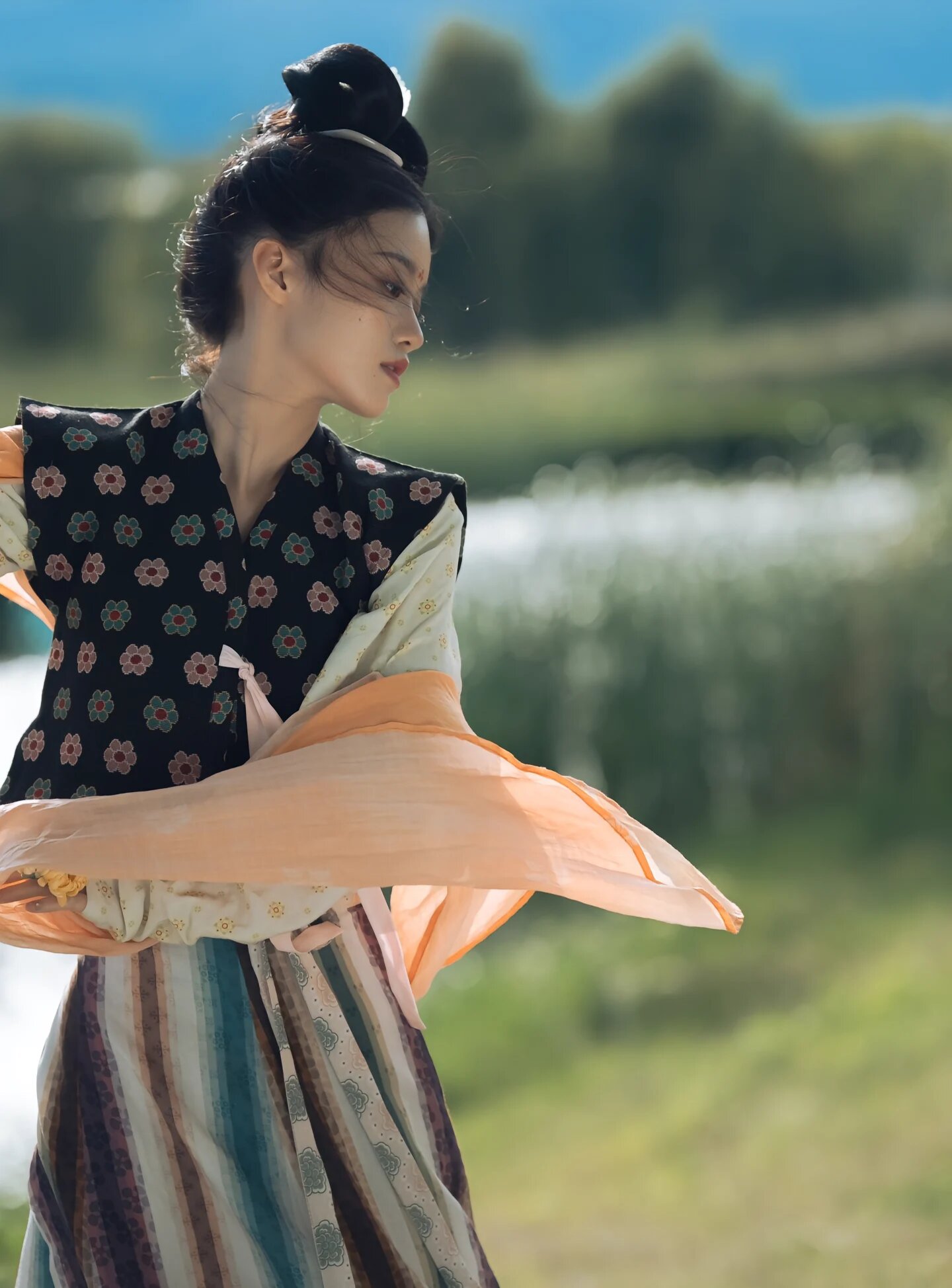 Reinventing the Cheongsam:2024 V-neck Style Innovations Reinventing the Cheongsam:2024 V-neck Style Innovations