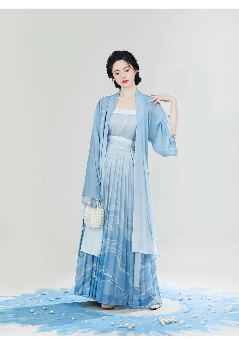 Embracing the New Sino-Style:The Revival of the Ma-Face Skirt in Modern Engagement Ceremonies Embracing the New Sino-Style:The Revival of the Ma-Face Skirt in Modern Engagement Ceremonies