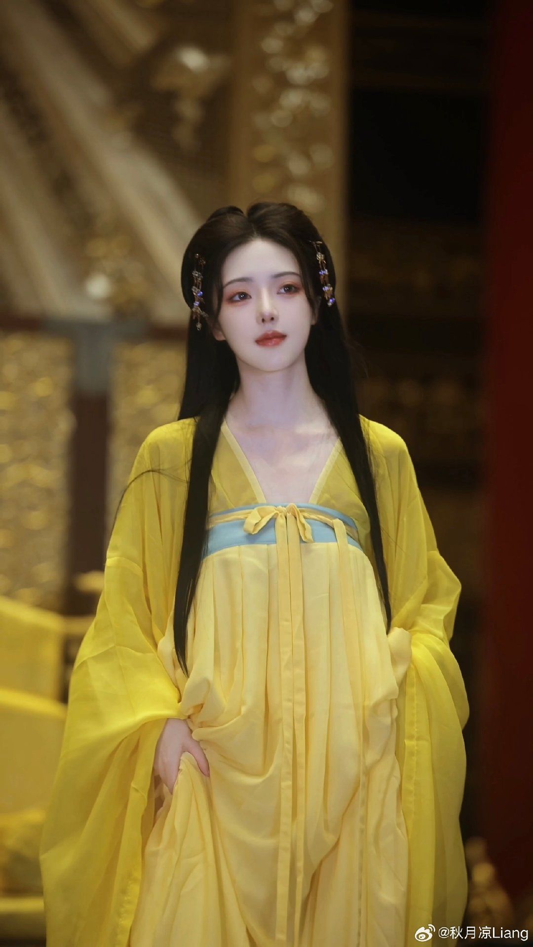 Blooming in Traditional Splendor:The Revival of Hanfu Fashion in the Flower-Picking Era Blooming in Traditional Splendor:The Revival of Hanfu Fashion in the Flower-Picking Era
