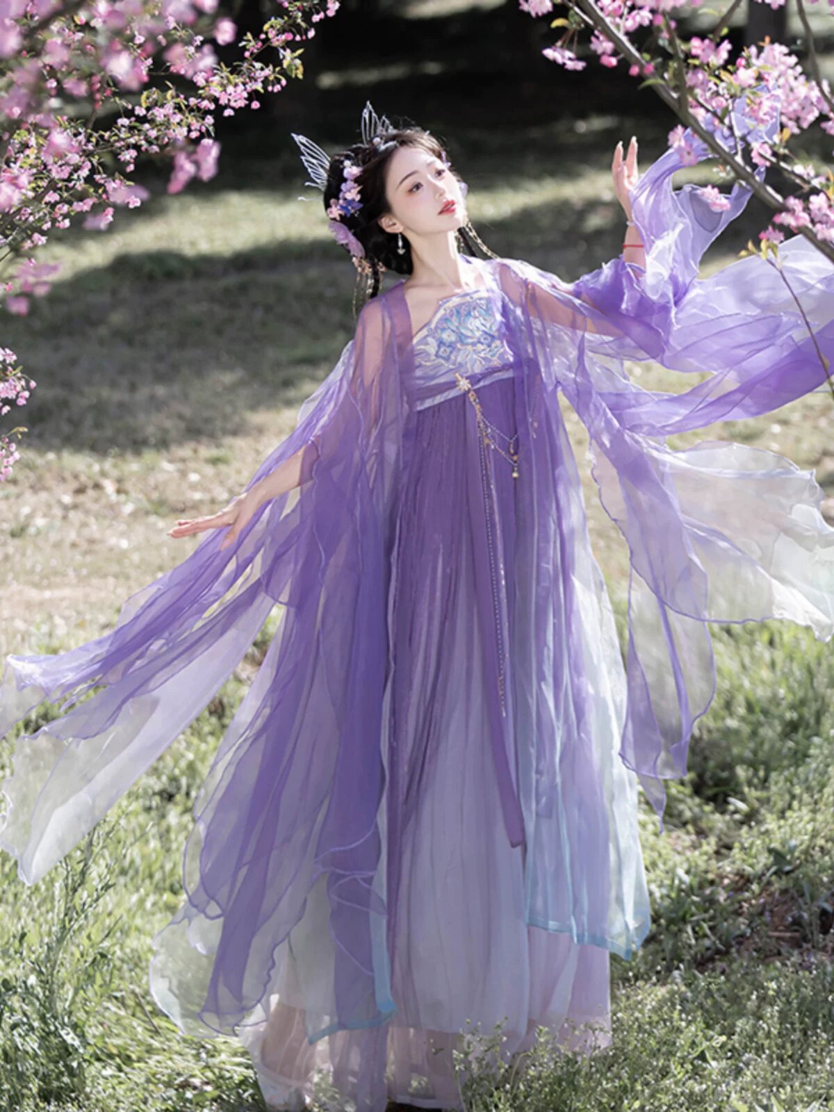 A Clear Sky of Cultural Splendor:The Story of a Hanfu Couples Fashion A Clear Sky of Cultural Splendor:The Story of a Hanfu Couples Fashion