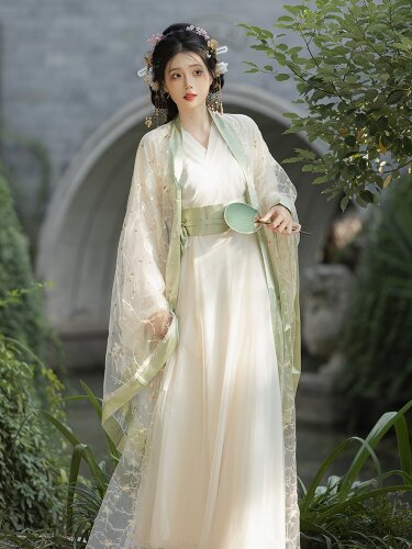 A Short-Length Open-Fronted Hanfu Jacket:A Blend of Traditional Elegance and Modern Style A Short-Length Open-Fronted Hanfu Jacket:A Blend of Traditional Elegance and Modern Style