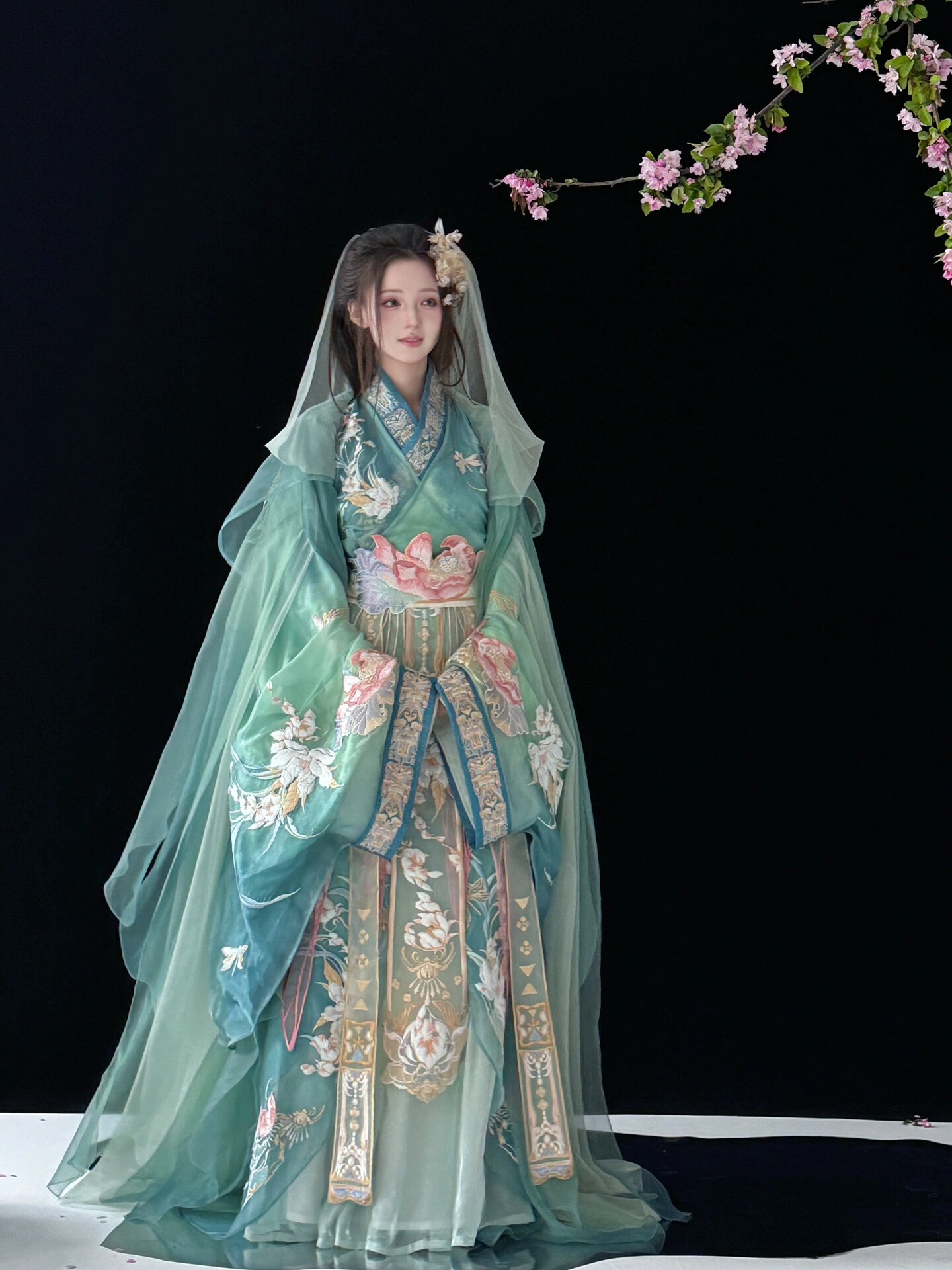 Elegant Satin Cheongsam:A Glamor of Traditional Beauty and Modern Grace Elegant Satin Cheongsam:A Glamor of Traditional Beauty and Modern Grace