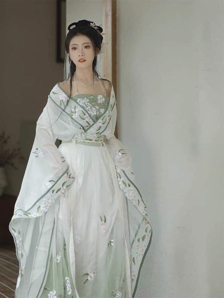 Embracing the Youthful Charm of Cheongsam:The Xiaoxiang Style Revolution Embracing the Youthful Charm of Cheongsam:The Xiaoxiang Style Revolution
