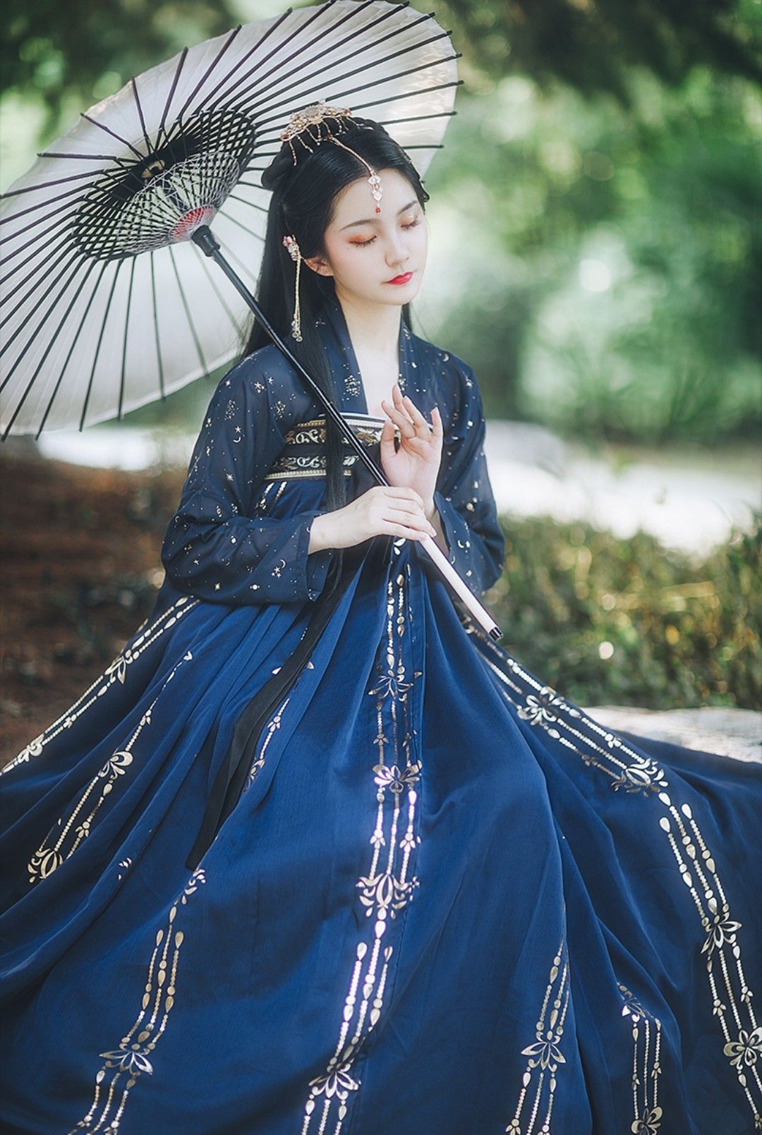 The Cold Elegance of Hanfu in the Wei and Jin Dynasties The Cold Elegance of Hanfu in the Wei and Jin Dynasties