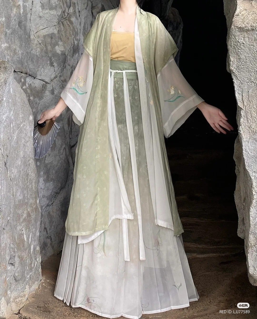 Encountering the Dragon:The Story of Qingqing Hanfu Encountering the Dragon:The Story of Qingqing Hanfu