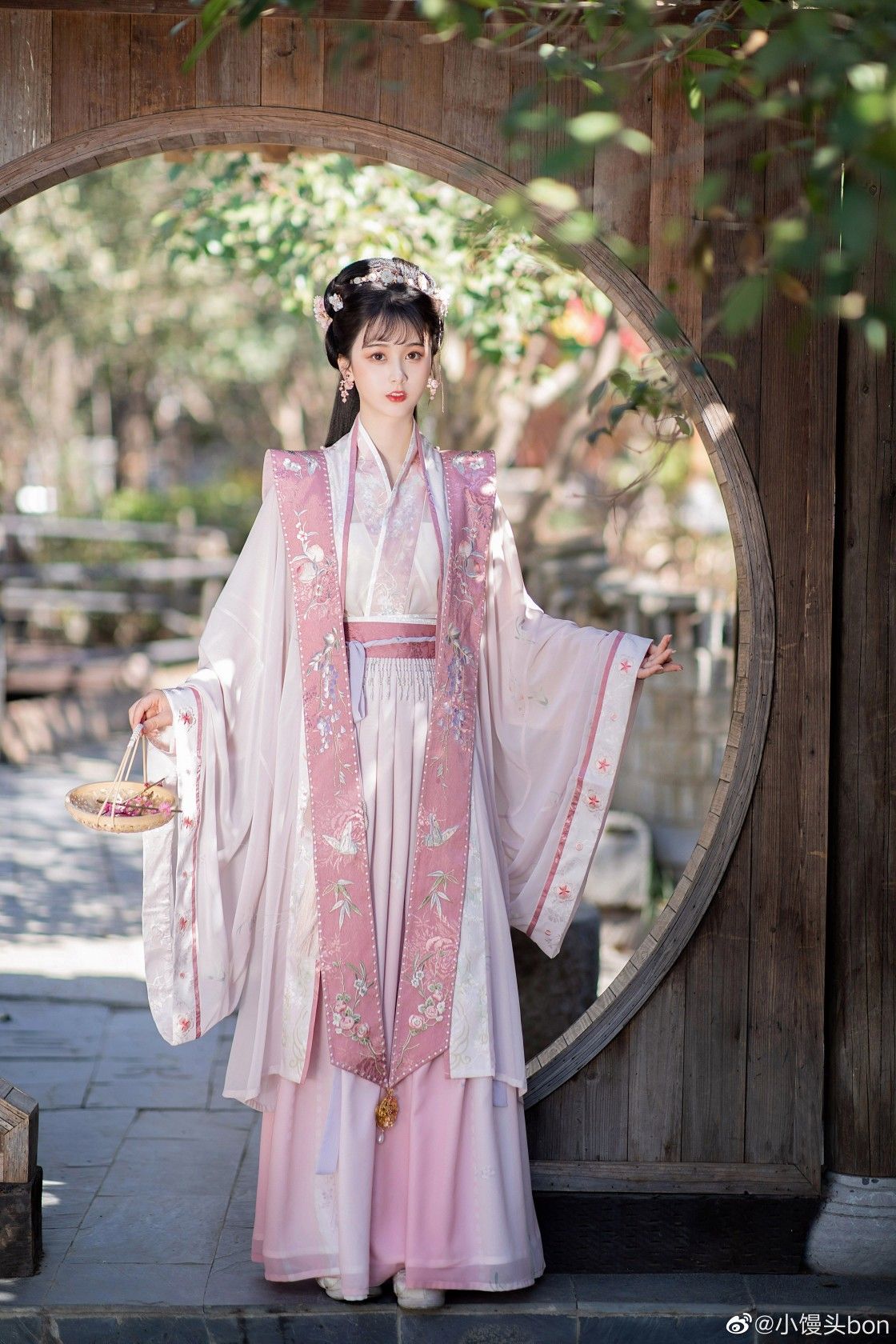 Encounter with Divine Deer:A Collaborative Hanfu Collection in Bloom Encounter with Divine Deer:A Collaborative Hanfu Collection in Bloom