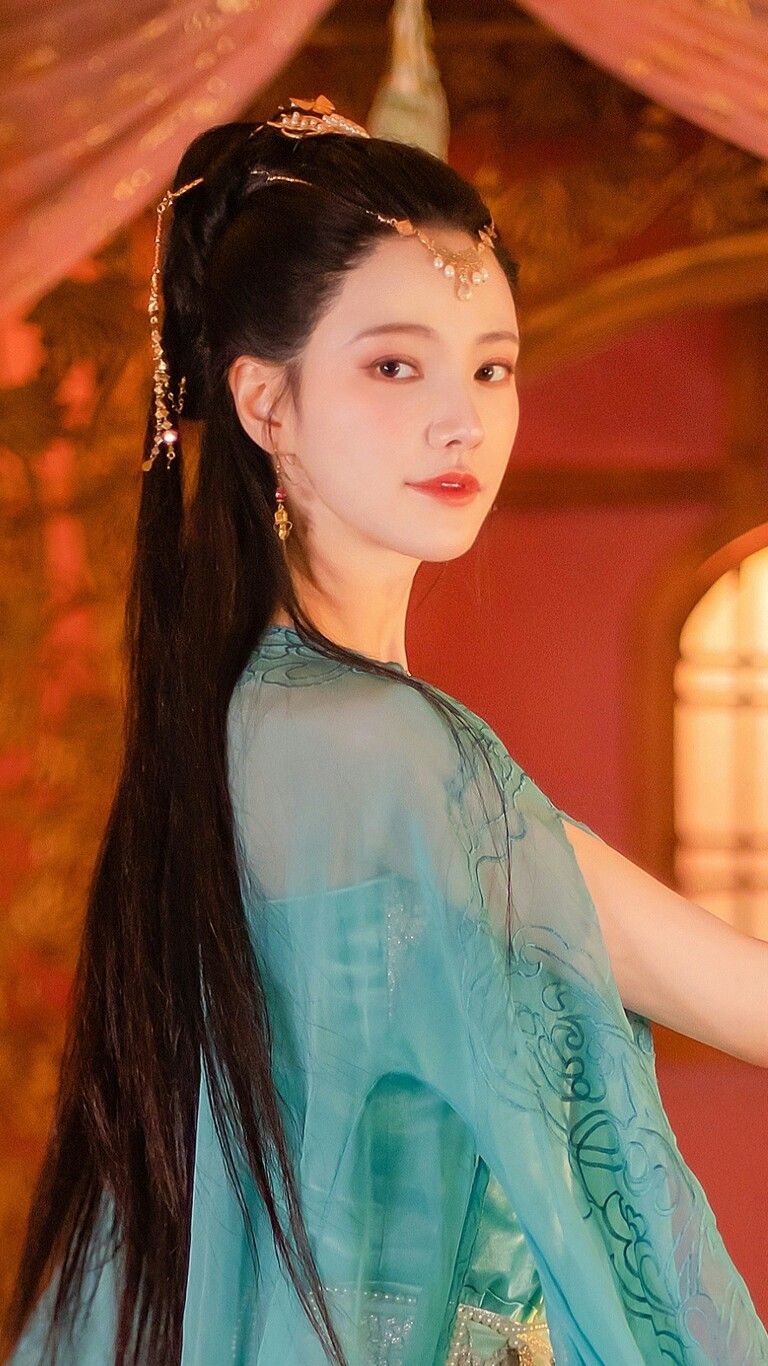 The Enchantment of Girls Cheongsam Skirt and Traditional Chinese Dress in Autumn Winter The Enchantment of Girls Cheongsam Skirt and Traditional Chinese Dress in Autumn Winter