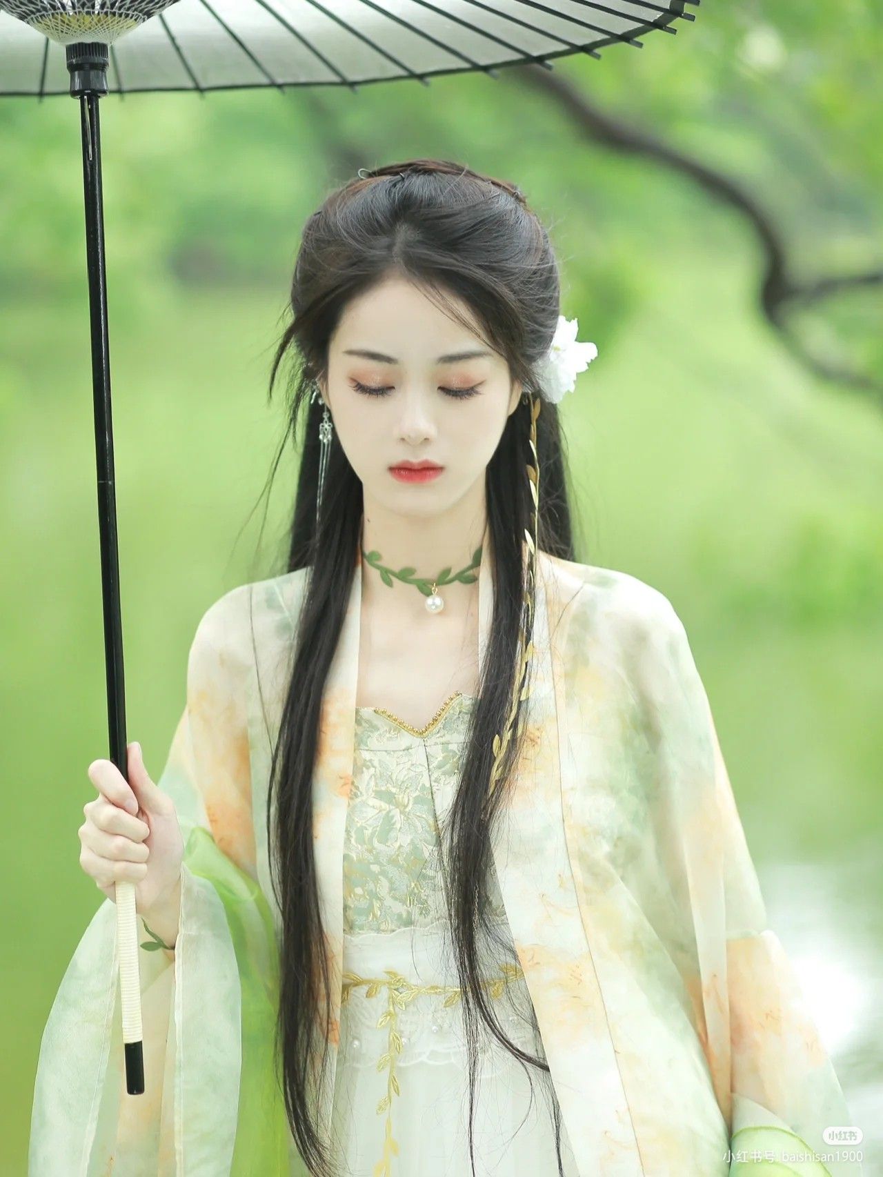 Chén Qiānqiāns Hanfu Fashion:A Complete Guide to the Traditional Chinese Attire Chén Qiānqiāns Hanfu Fashion:A Complete Guide to the Traditional Chinese Attire