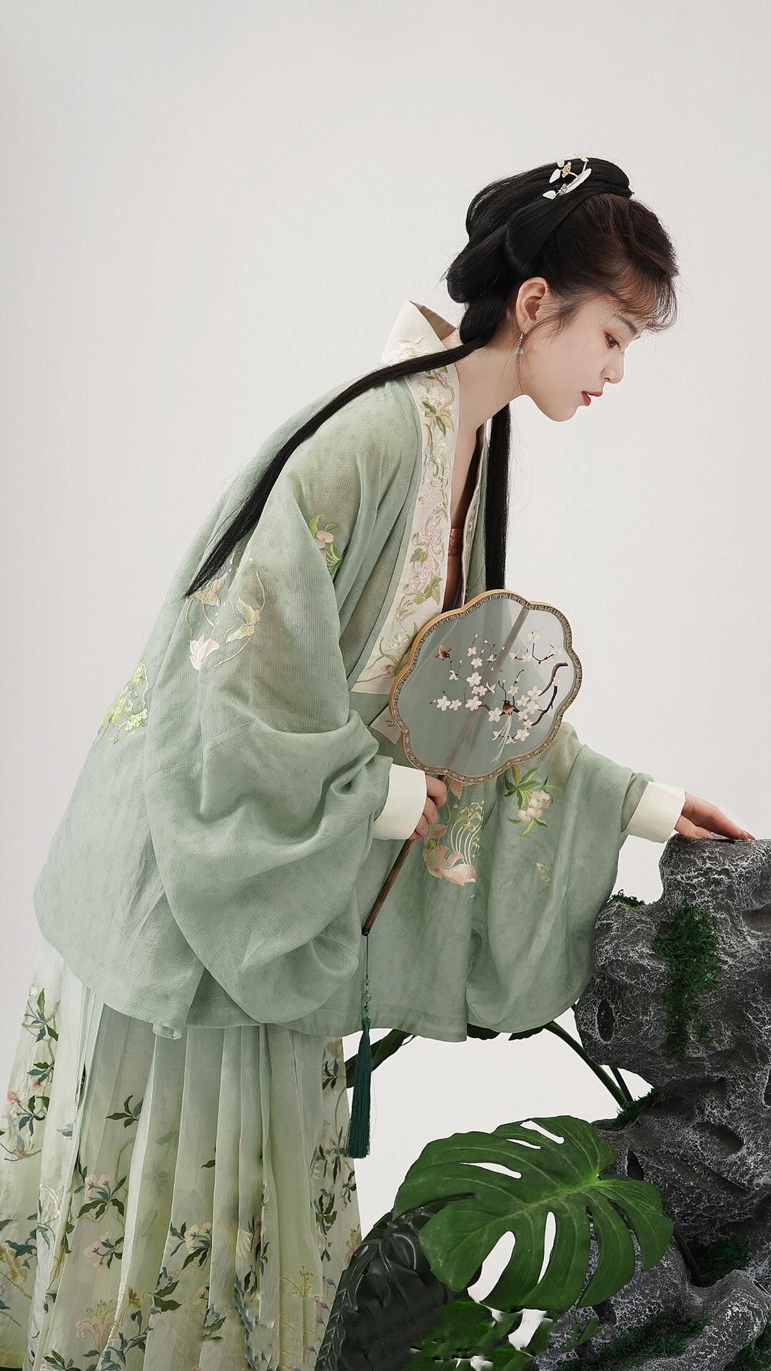 Embracing the Beauty of Summer in Hanfu:A Guide for the Slightly Fuller Girl Embracing the Beauty of Summer in Hanfu:A Guide for the Slightly Fuller Girl