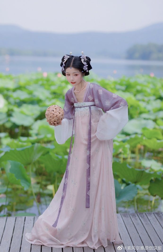 Splintered Jade Dish:The New Chinese Chic of Qipao Hairpins Splintered Jade Dish:The New Chinese Chic of Qipao Hairpins