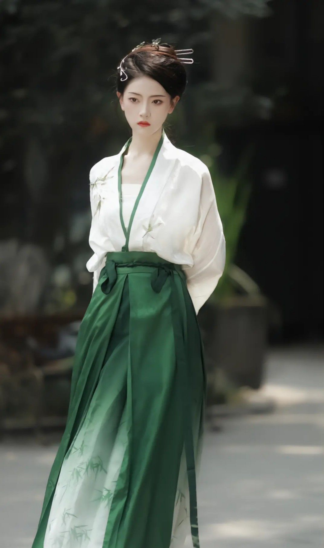 Embracing Modernity in Silk Velvet Cheongsam:A Reimagined Chinese Style Embracing Modernity in Silk Velvet Cheongsam:A Reimagined Chinese Style