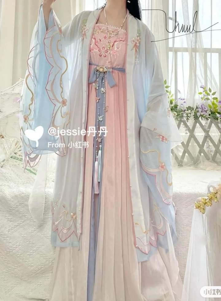 Elegant Golden Silk Qipao:The Allure of High-End Flag Robes in Traditional Chinese Splendor Elegant Golden Silk Qipao:The Allure of High-End Flag Robes in Traditional Chinese Splendor