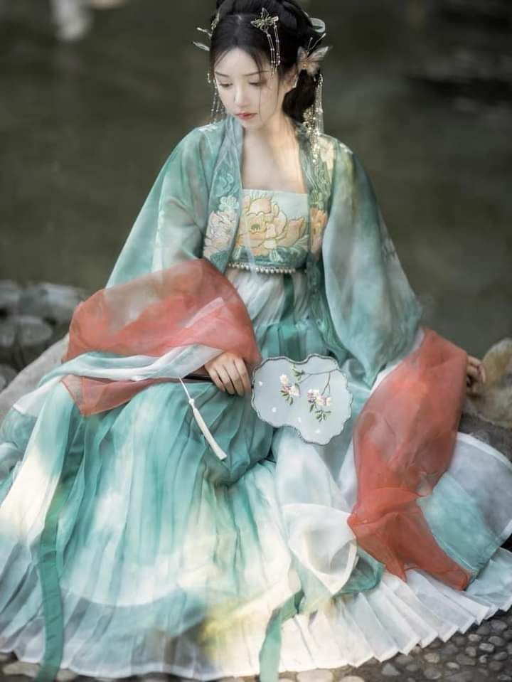 The Blue Chequered Qipao and the Red Shawl:A Cultural Exploration The Blue Chequered Qipao and the Red Shawl:A Cultural Exploration