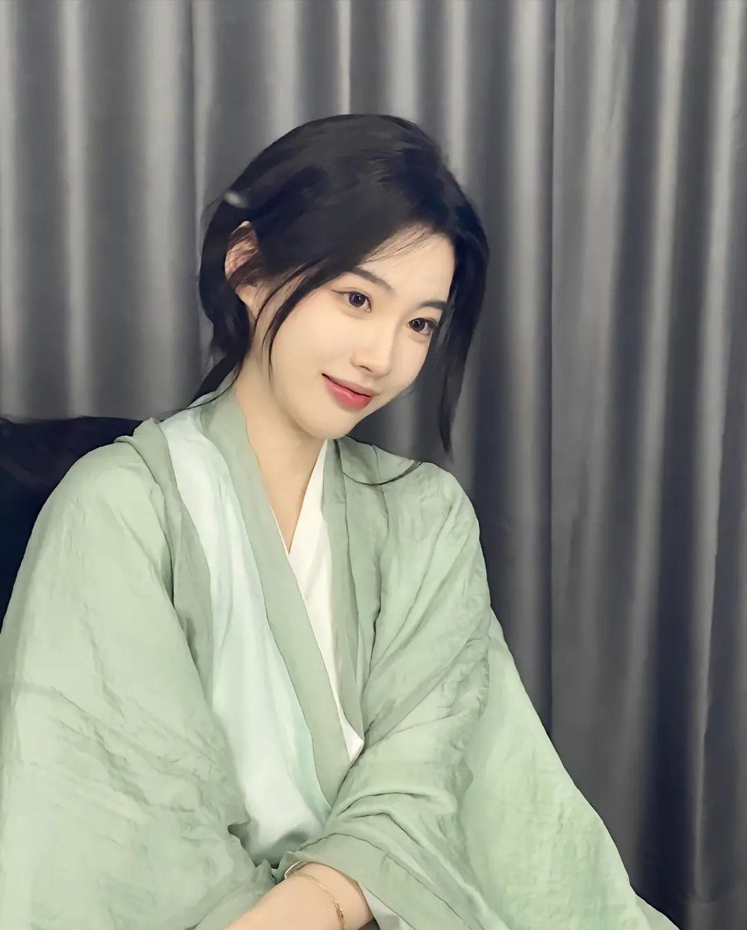 Maternal Harmony in Traditional Green:A Journey into Hanfu Family Fashion Maternal Harmony in Traditional Green:A Journey into Hanfu Family Fashion