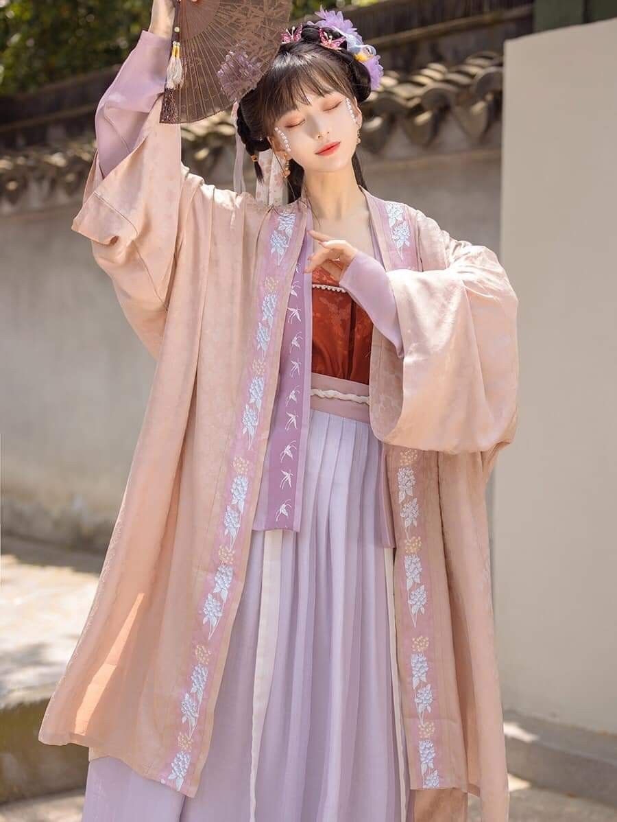 Modern Elements in Traditional Hanfu Fashion:A Cultural Blend Modern Elements in Traditional Hanfu Fashion:A Cultural Blend