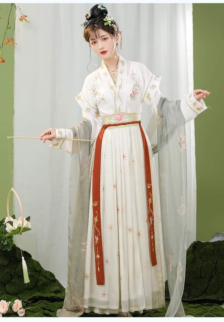 Neoclassical Charm:The Evolution of Hanfu Jewelry with Long-Style Necklaces Neoclassical Charm:The Evolution of Hanfu Jewelry with Long-Style Necklaces