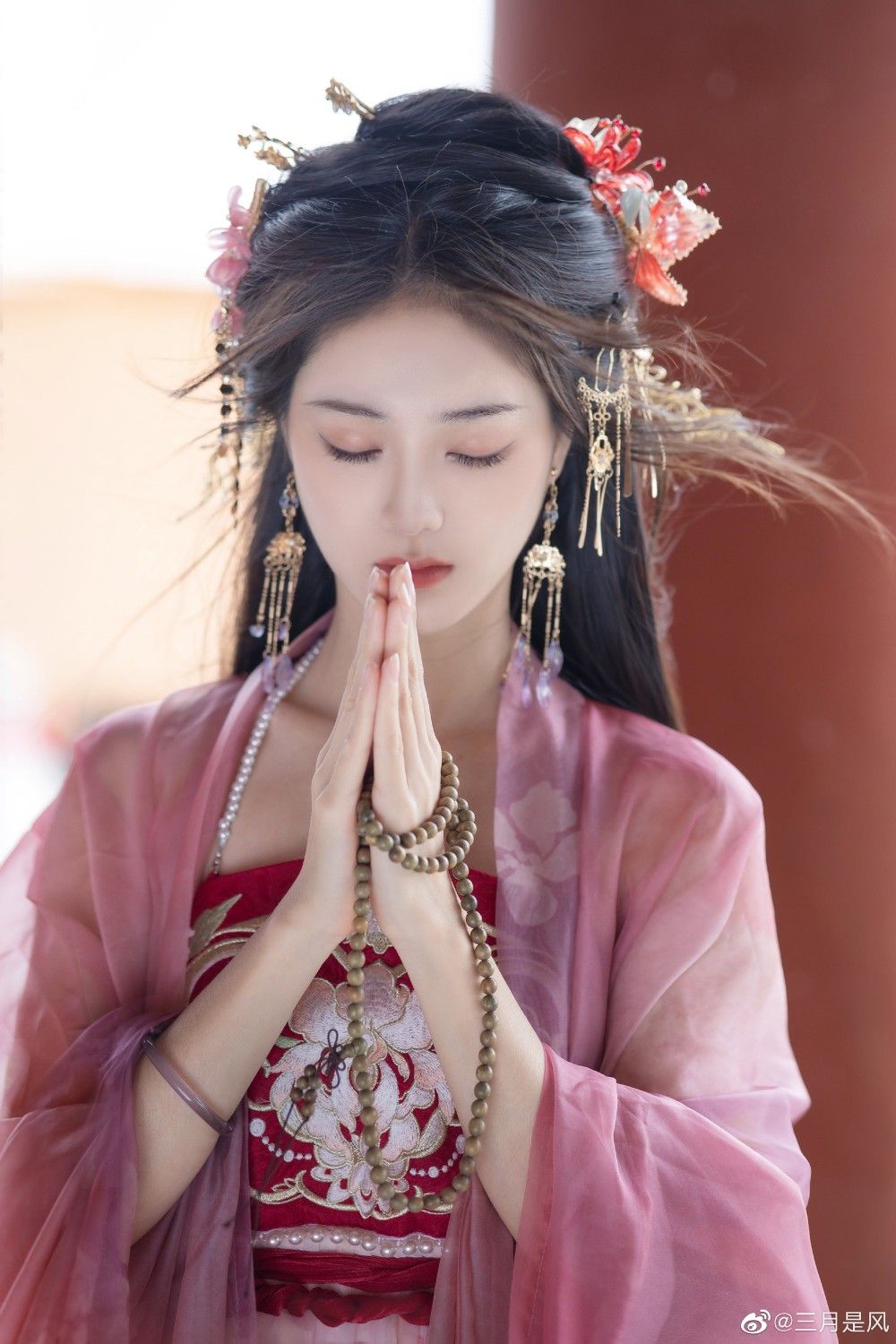 Little Girl in a Jade Rabbit and Horse-Face Skirt:The Splendor of Traditional Chinese Dress Little Girl in a Jade Rabbit and Horse-Face Skirt:The Splendor of Traditional Chinese Dress