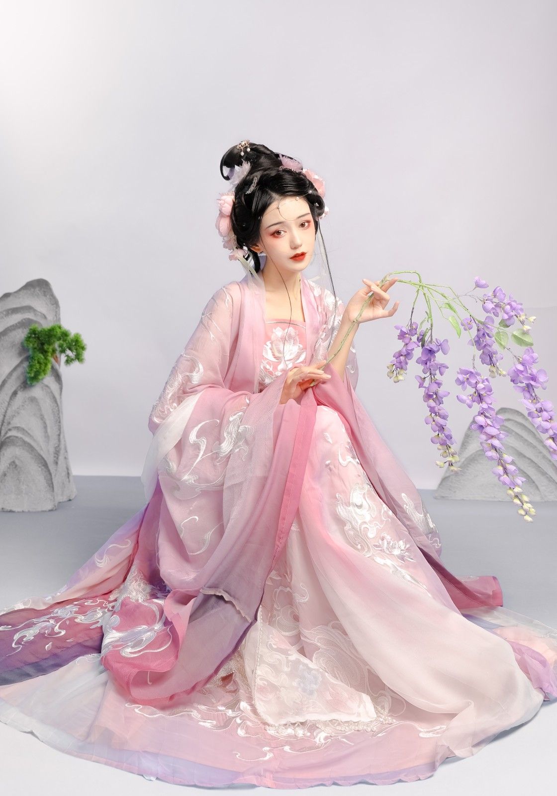 Embracing Traditional Chinese Fashion:The Journey of a Student in Original Hanfu Design Embracing Traditional Chinese Fashion:The Journey of a Student in Original Hanfu Design