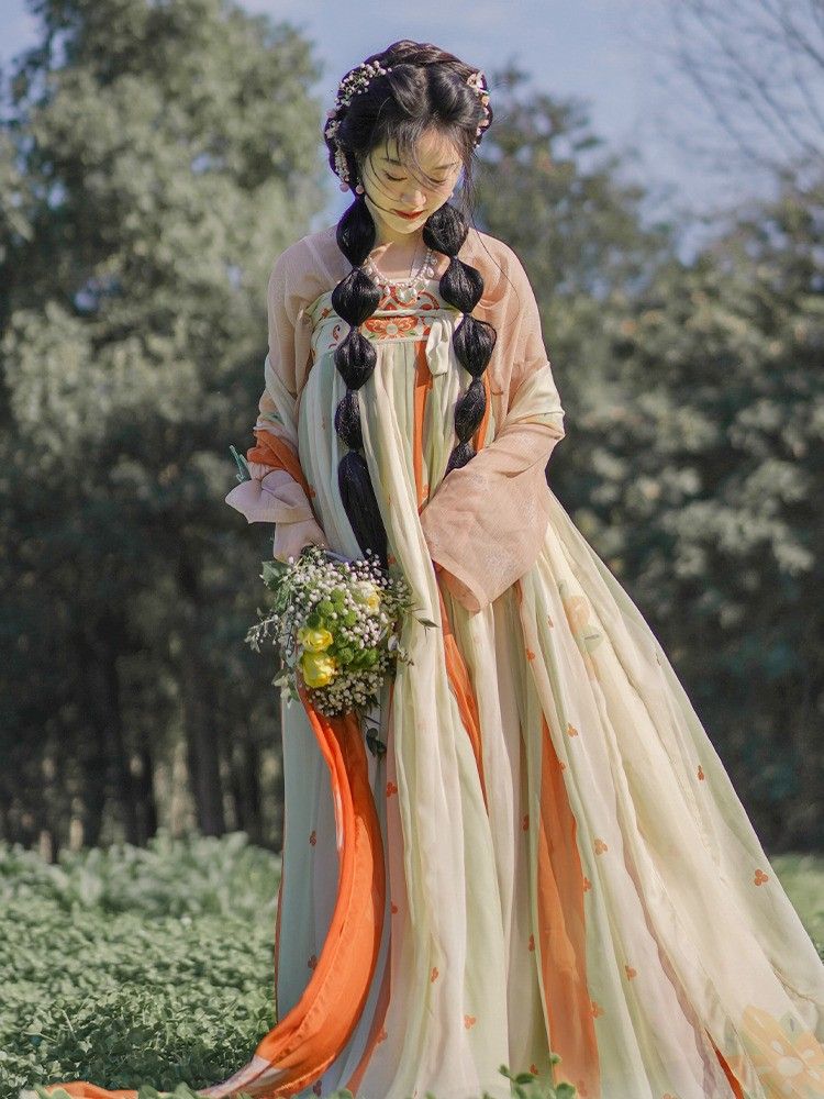 Charming Mini-Height and Curvier Women in Gorgeous Revamped Cheongsam Charming Mini-Height and Curvier Women in Gorgeous Revamped Cheongsam
