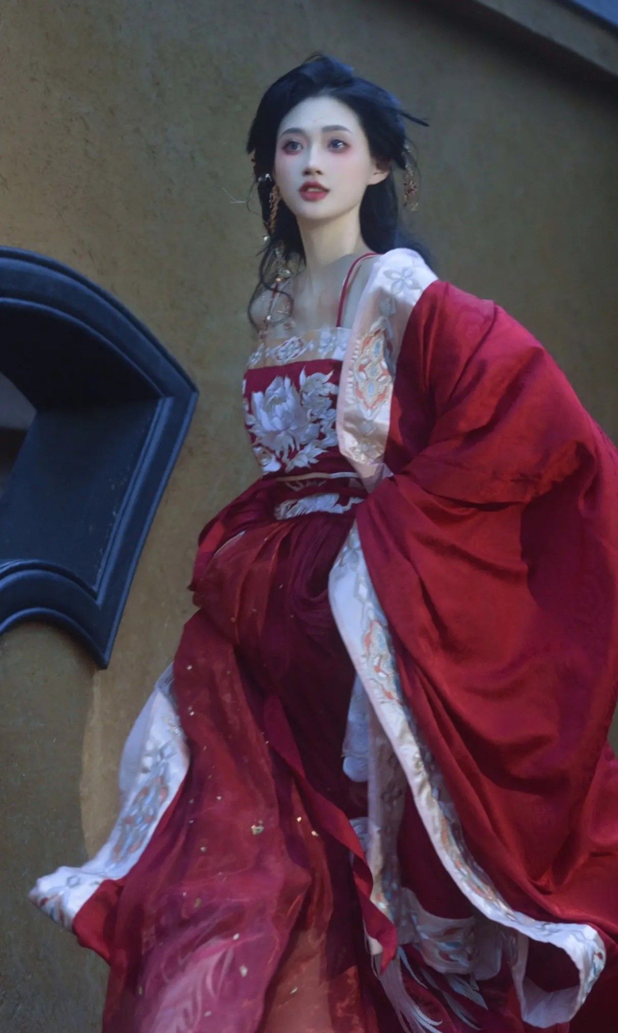 Reinventing Hanfu Style:The Evolution of Hanfu Strapless Dress