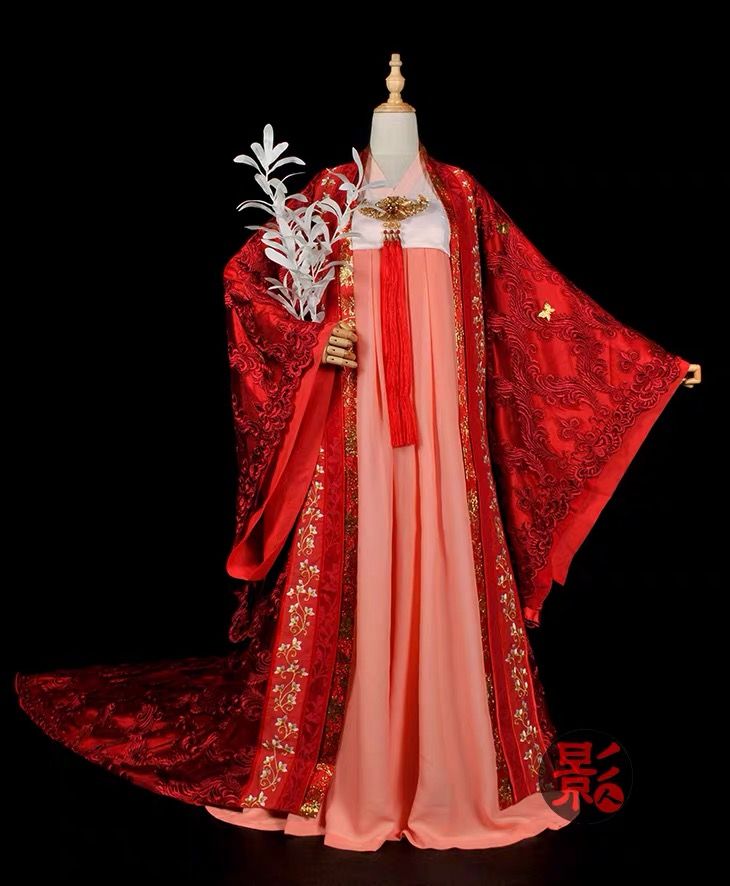 Hanfu Style Palace-Inspired Fan Dance Troupe:Embracing the Splendor of Traditional Chinese Culture Hanfu Style Palace-Inspired Fan Dance Troupe:Embracing the Splendor of Traditional Chinese Culture