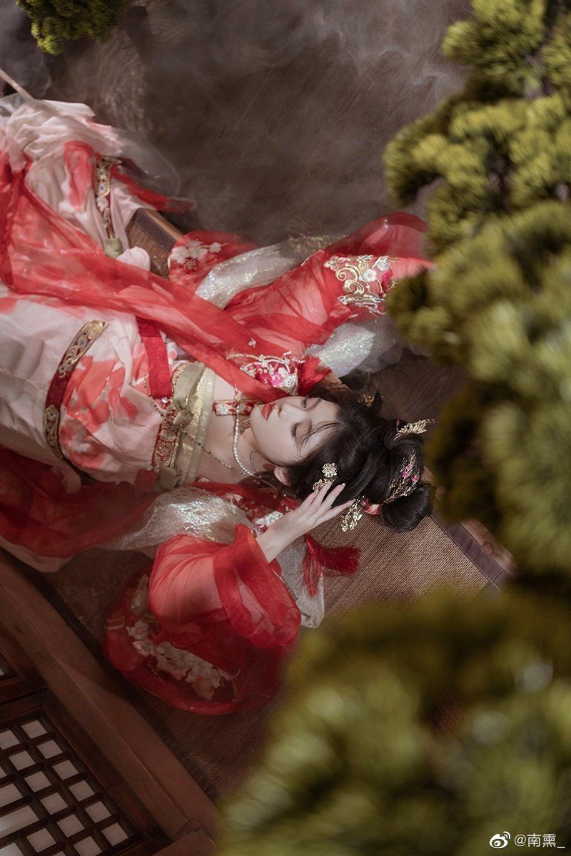 The Evolution of Traditional Chinese Costume in Recitation Performance:The Revival of Hanfu The Evolution of Traditional Chinese Costume in Recitation Performance:The Revival of Hanfu