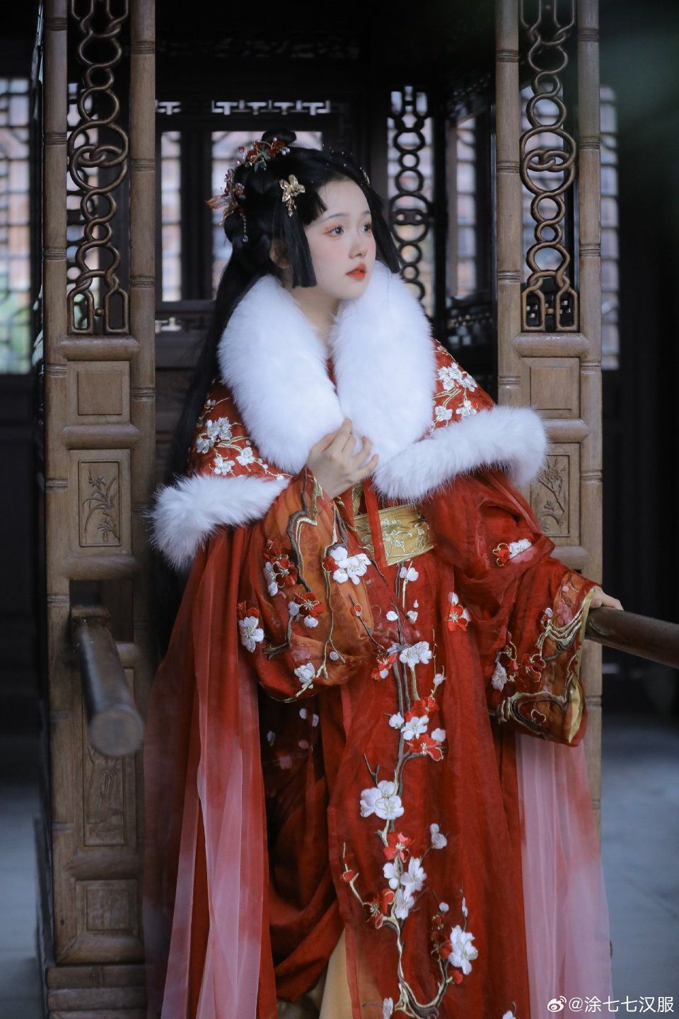 Rising Star of Traditional Chinese Elegance:The Allure of Online Celebrity Hanfu Fashion Rising Star of Traditional Chinese Elegance:The Allure of Online Celebrity Hanfu Fashion