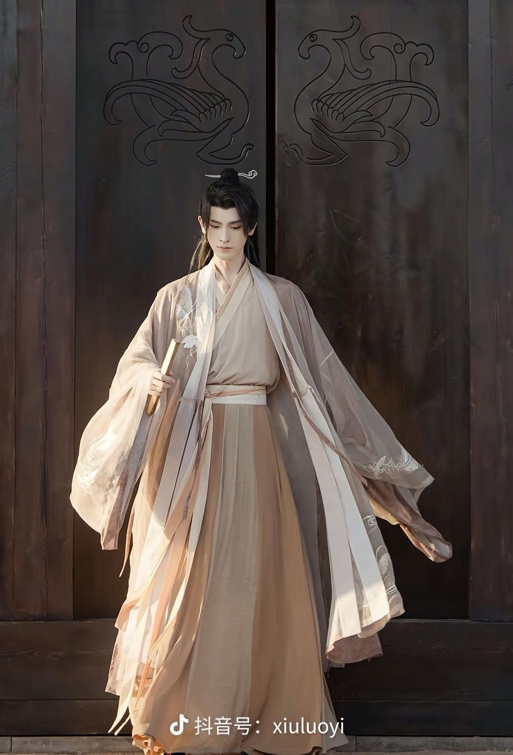 Celebrity-Inspired Hanfu Fashion:The Rise of the Hanfu-Wearing Diva Celebrity-Inspired Hanfu Fashion:The Rise of the Hanfu-Wearing Diva
