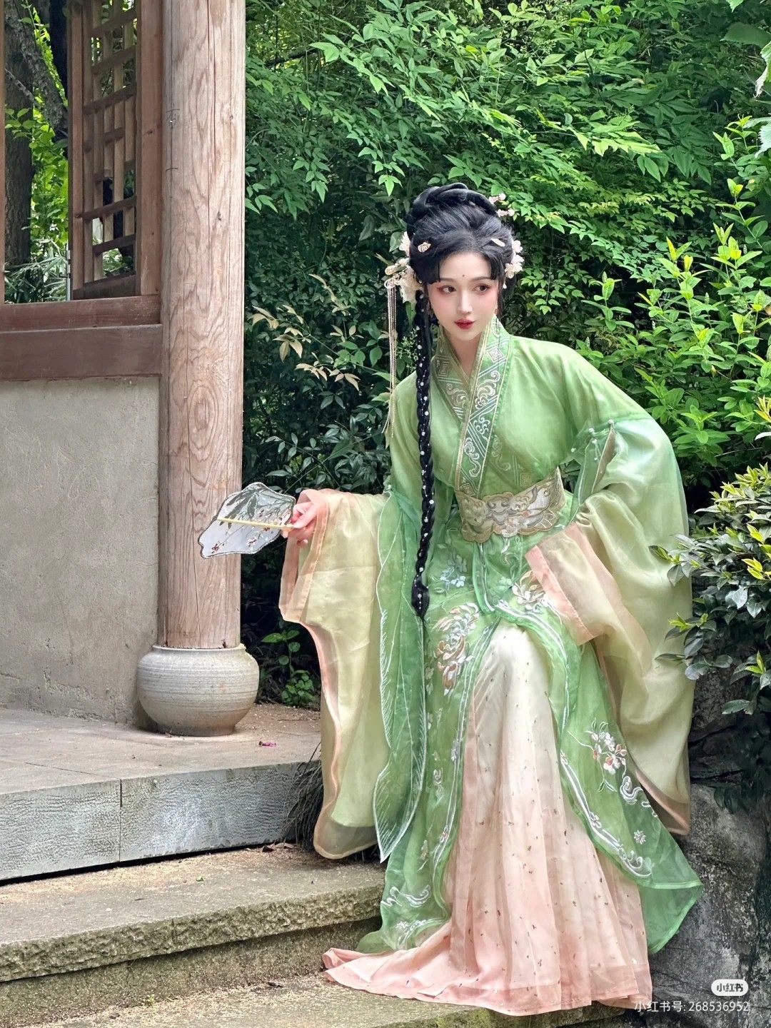 Exploring the Elegance of Chinese Hanfu Skirt:A Blend of Traditional Beauty and Modern Fashion