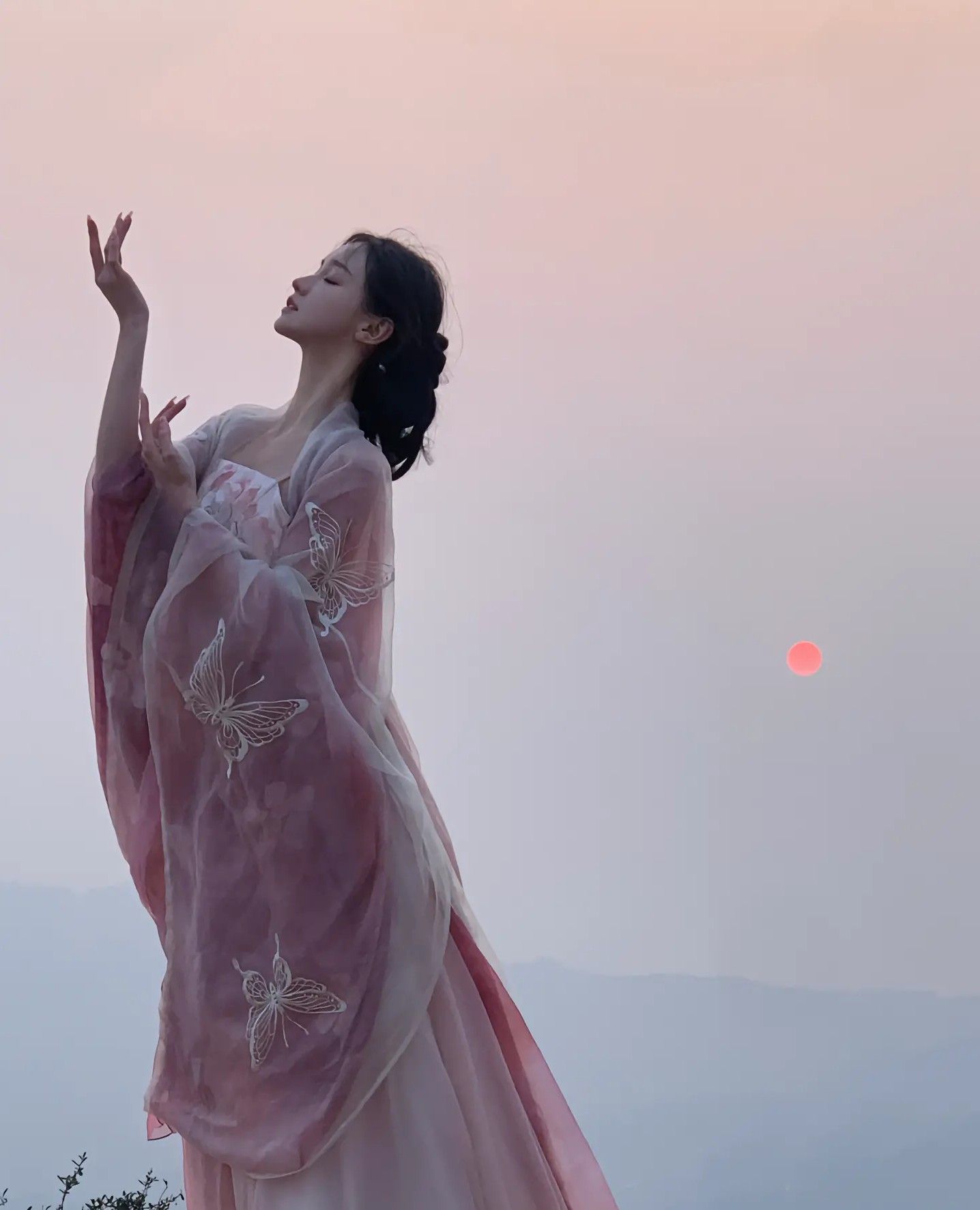 Ethereal Beauty of Traditional Chinese Hanfu:The Enchanting and Free-Spirited Journey Ethereal Beauty of Traditional Chinese Hanfu:The Enchanting and Free-Spirited Journey