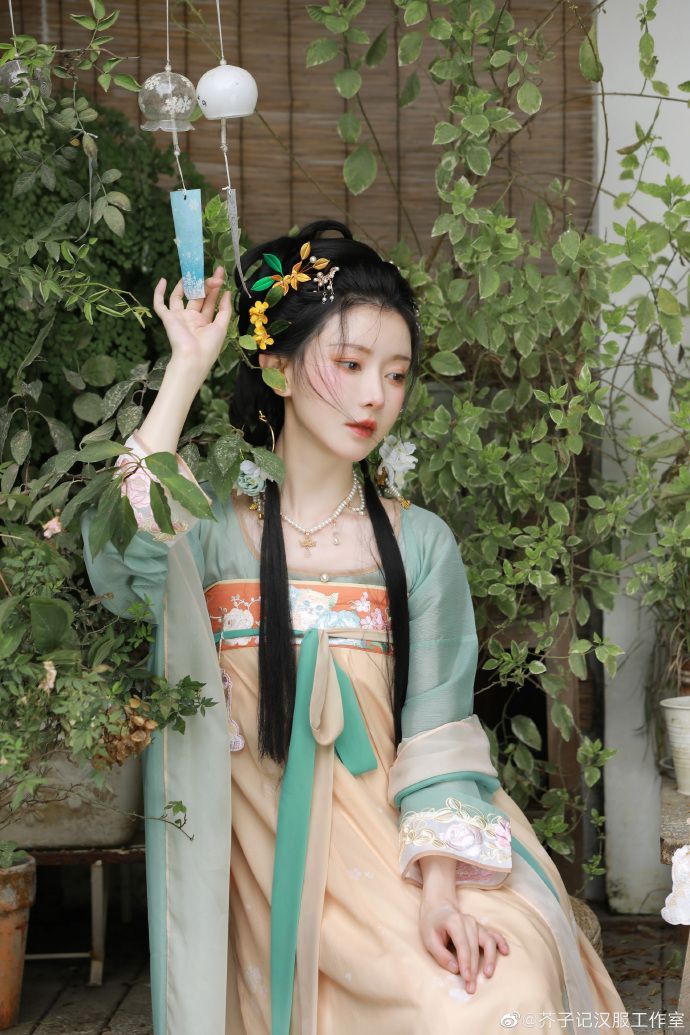 Clouds Feather:The Allure of Ancient Costume with a Modern Twist Clouds Feather:The Allure of Ancient Costume with a Modern Twist