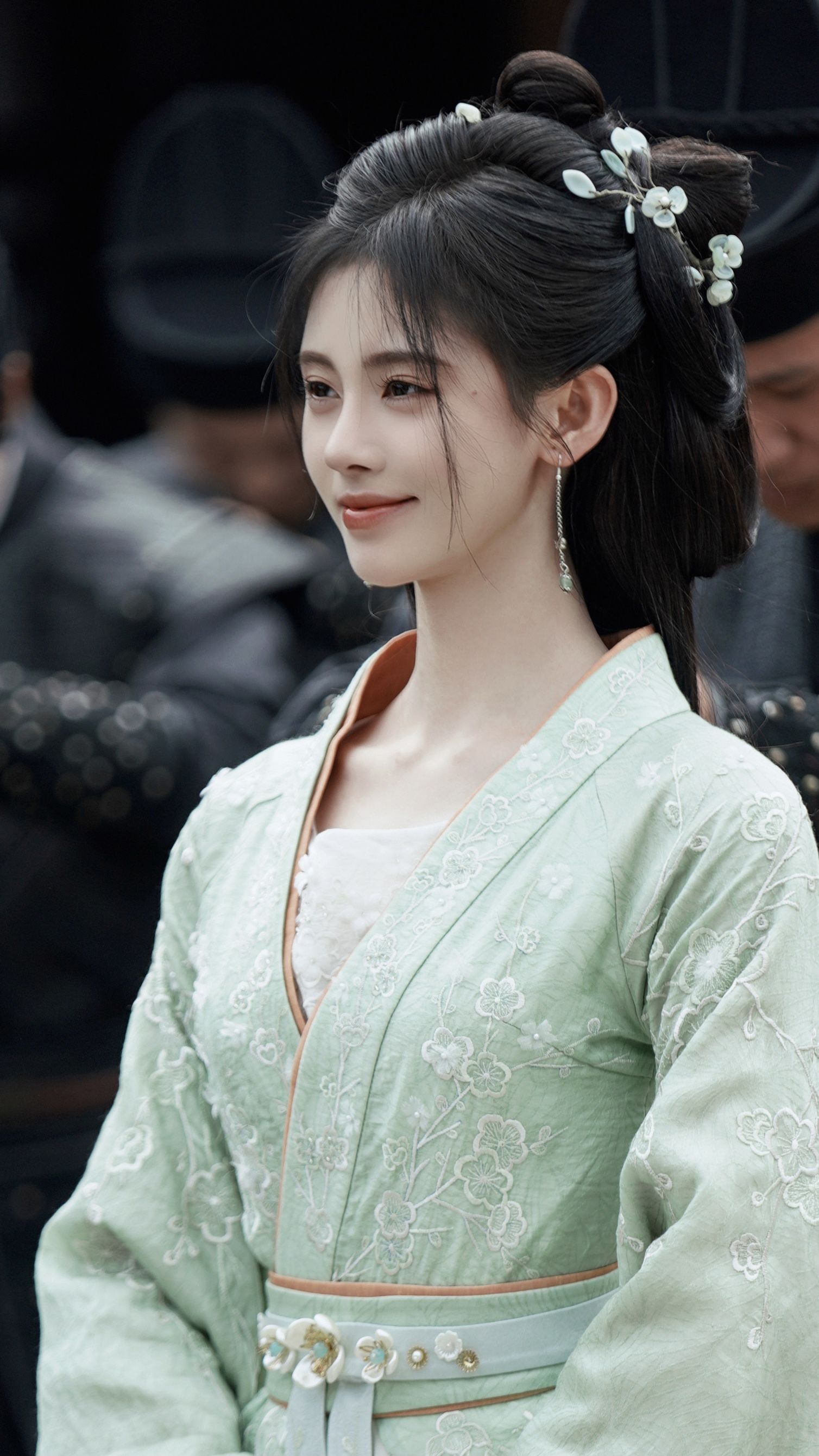 The Elegance of a White Hanfu上衣(汉服上衣) The Elegance of a White Hanfu上衣(汉服上衣)