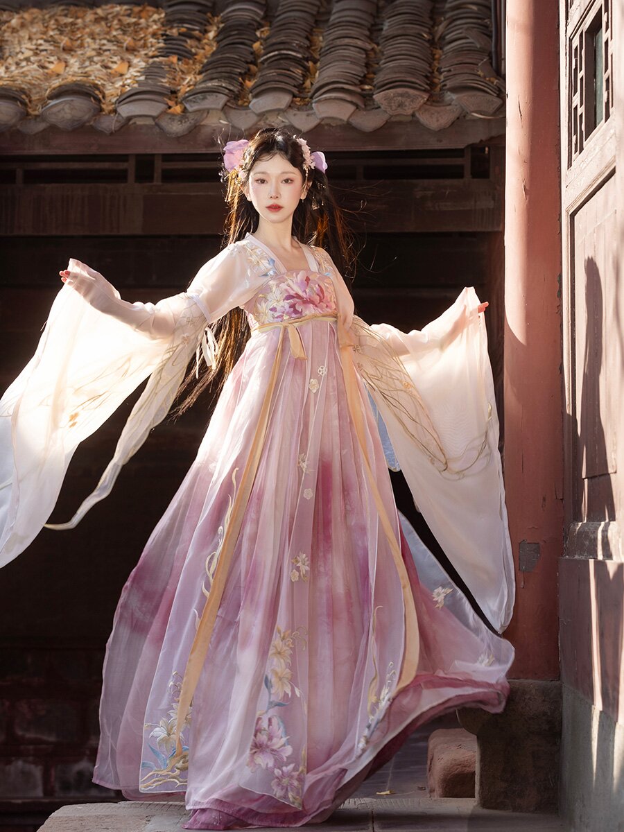 Autumn Qipao Blouse:Embracing the Elegance of Traditional Chinese Fashion