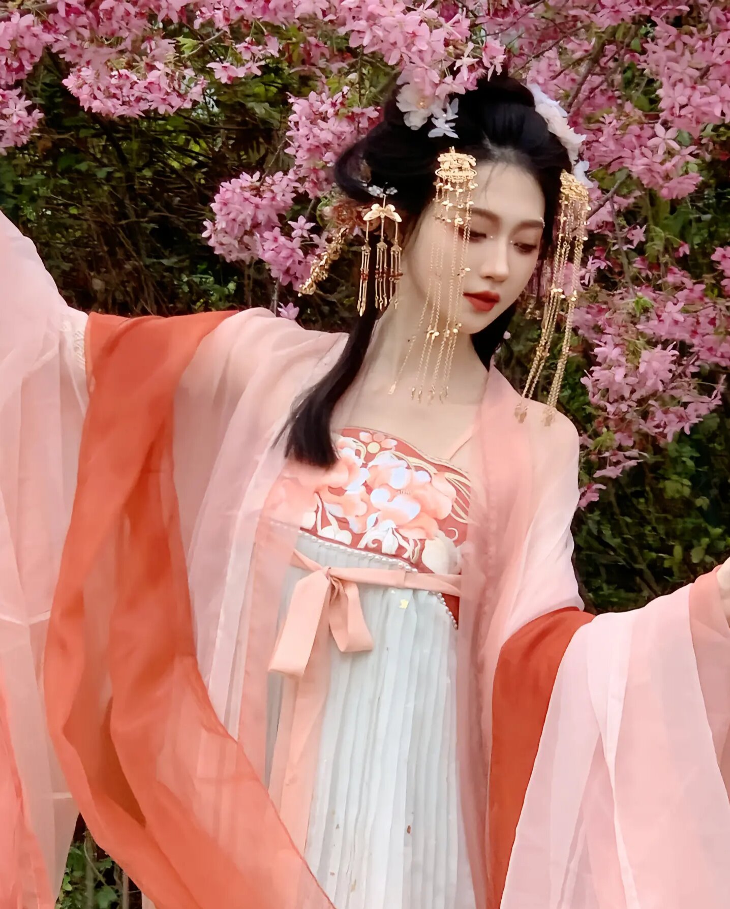 Ancient Charm of Hanfu Vests:Unveiling the Traditional Beauty of Chinese Heritage Ancient Charm of Hanfu Vests:Unveiling the Traditional Beauty of Chinese Heritage