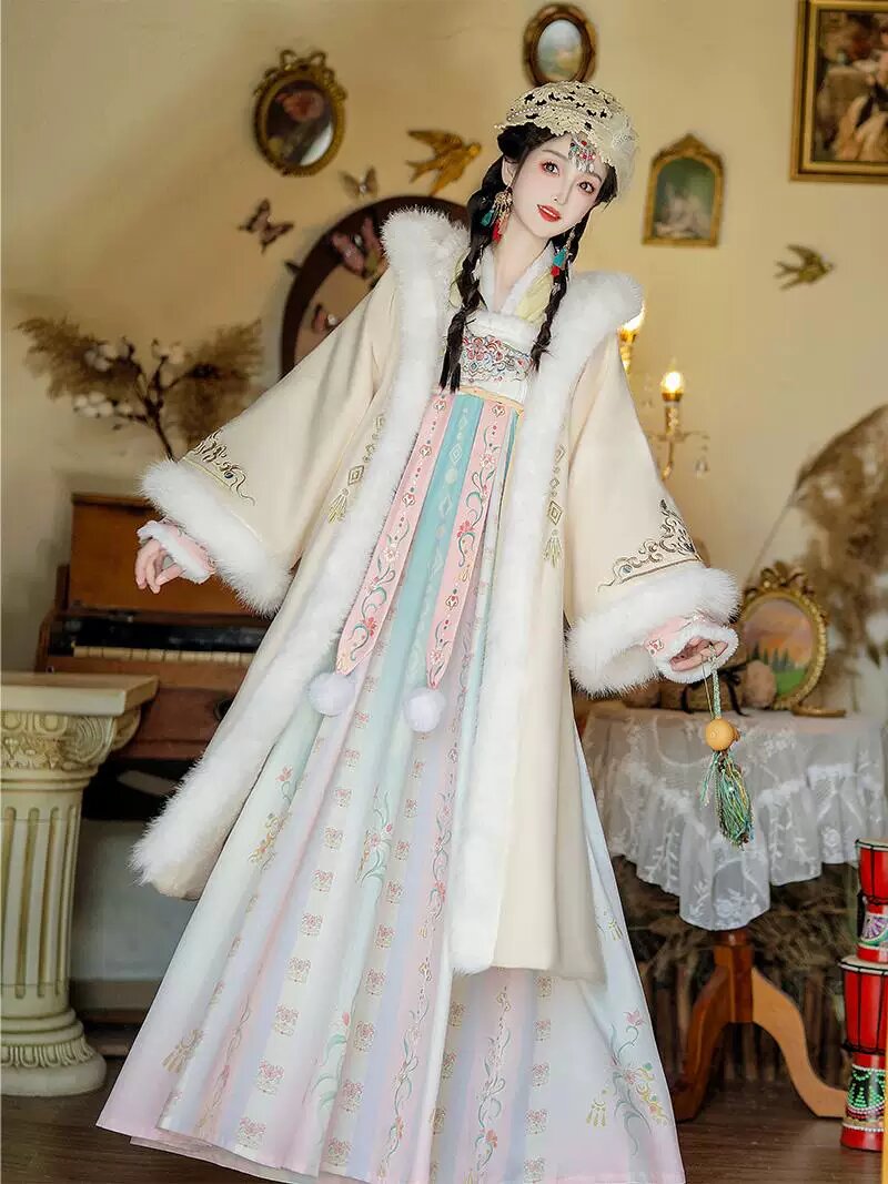 The Rise of Hanfu Fashion in the Age of 12:The Story of the Online Influencers