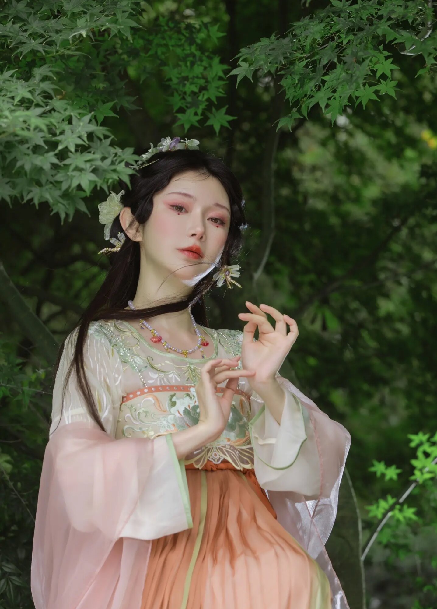 The Evolution of Hanfu Fashion:Embracing the Chic Style of Halter-neck Underskirts The Evolution of Hanfu Fashion:Embracing the Chic Style of Halter-neck Underskirts