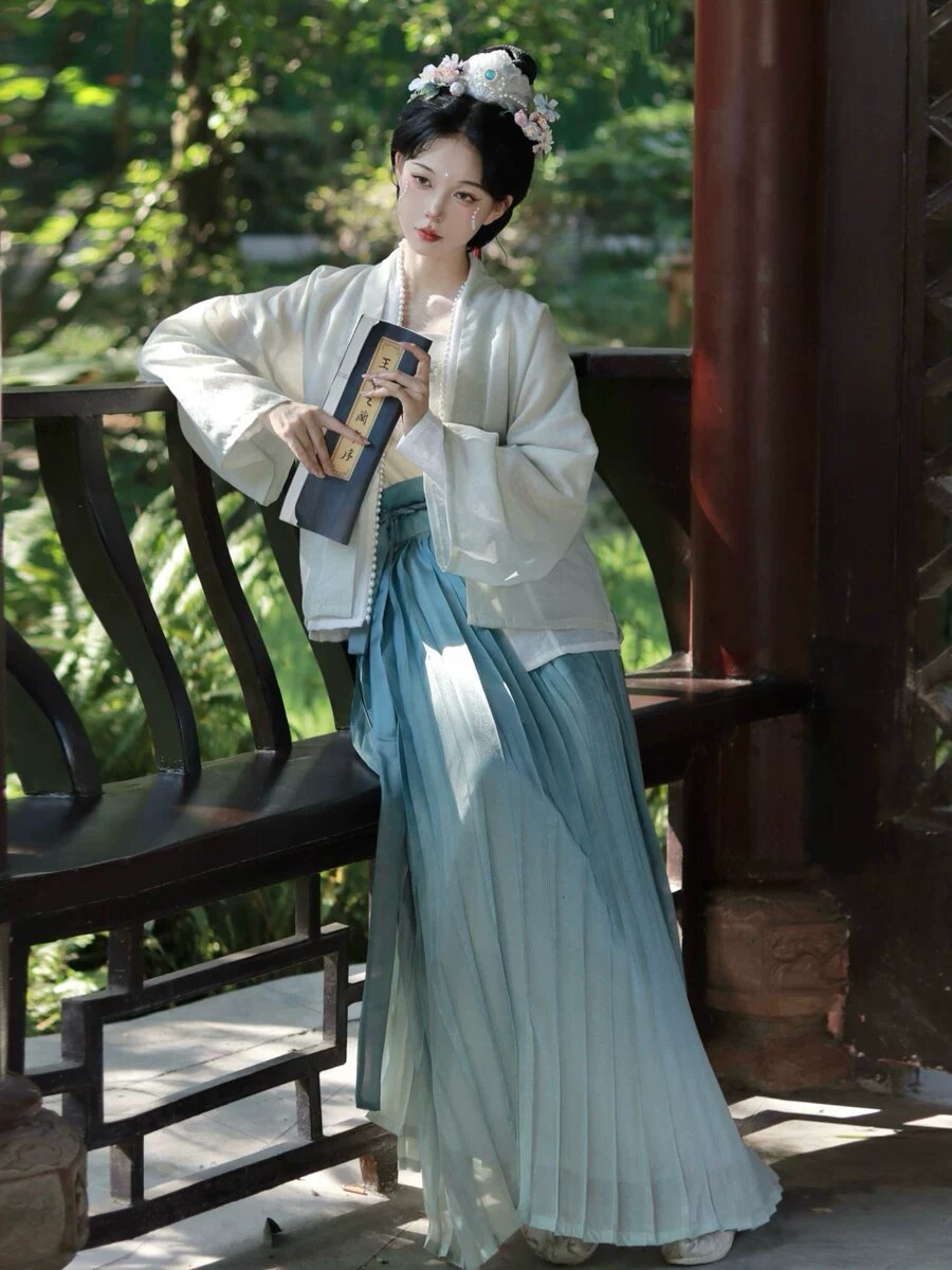 The Splendor of Hanfu:A Girl Childs Journey into the Classics of Dunhuang The Splendor of Hanfu:A Girl Childs Journey into the Classics of Dunhuang