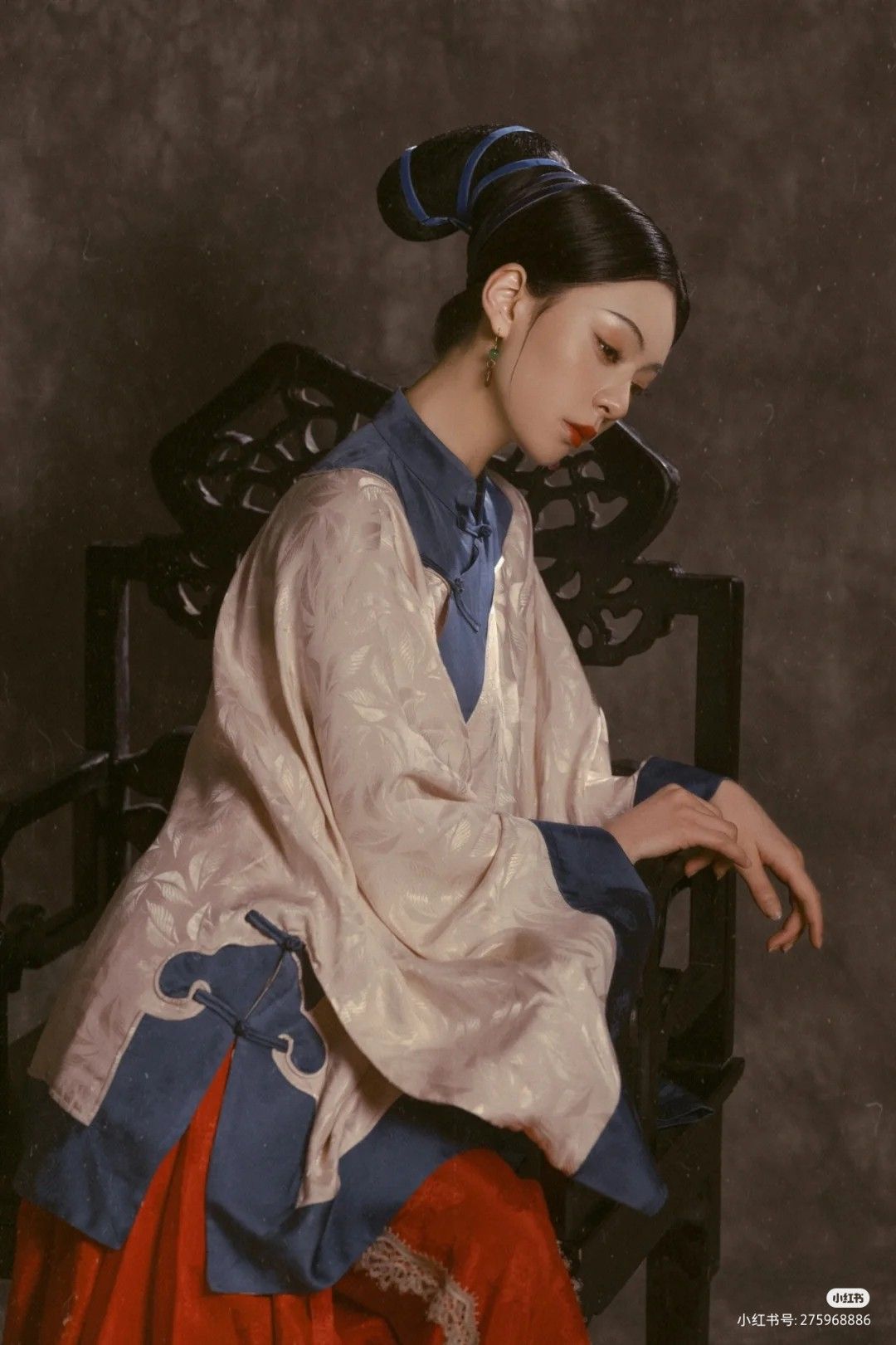 Ethereal Beauty in Ancient Costumes:The Enchanting Grace of a Woman in Traditional Chinese Attire