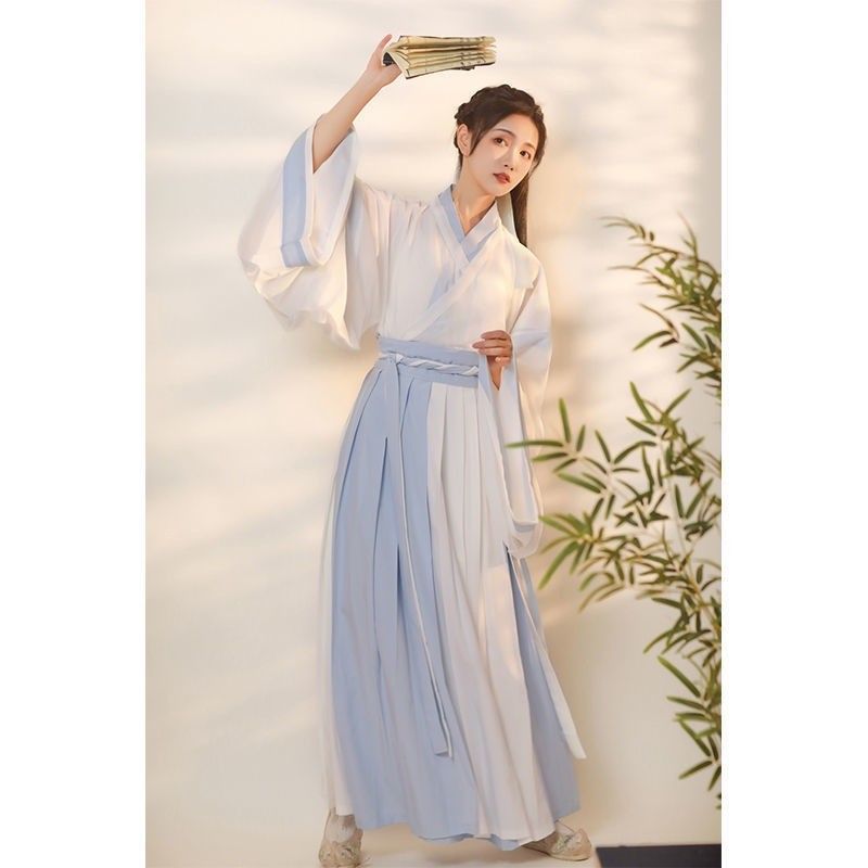 Reinventing Traditional Chinese Fashion:The Modern Hanfu Ensemble Reinventing Traditional Chinese Fashion:The Modern Hanfu Ensemble