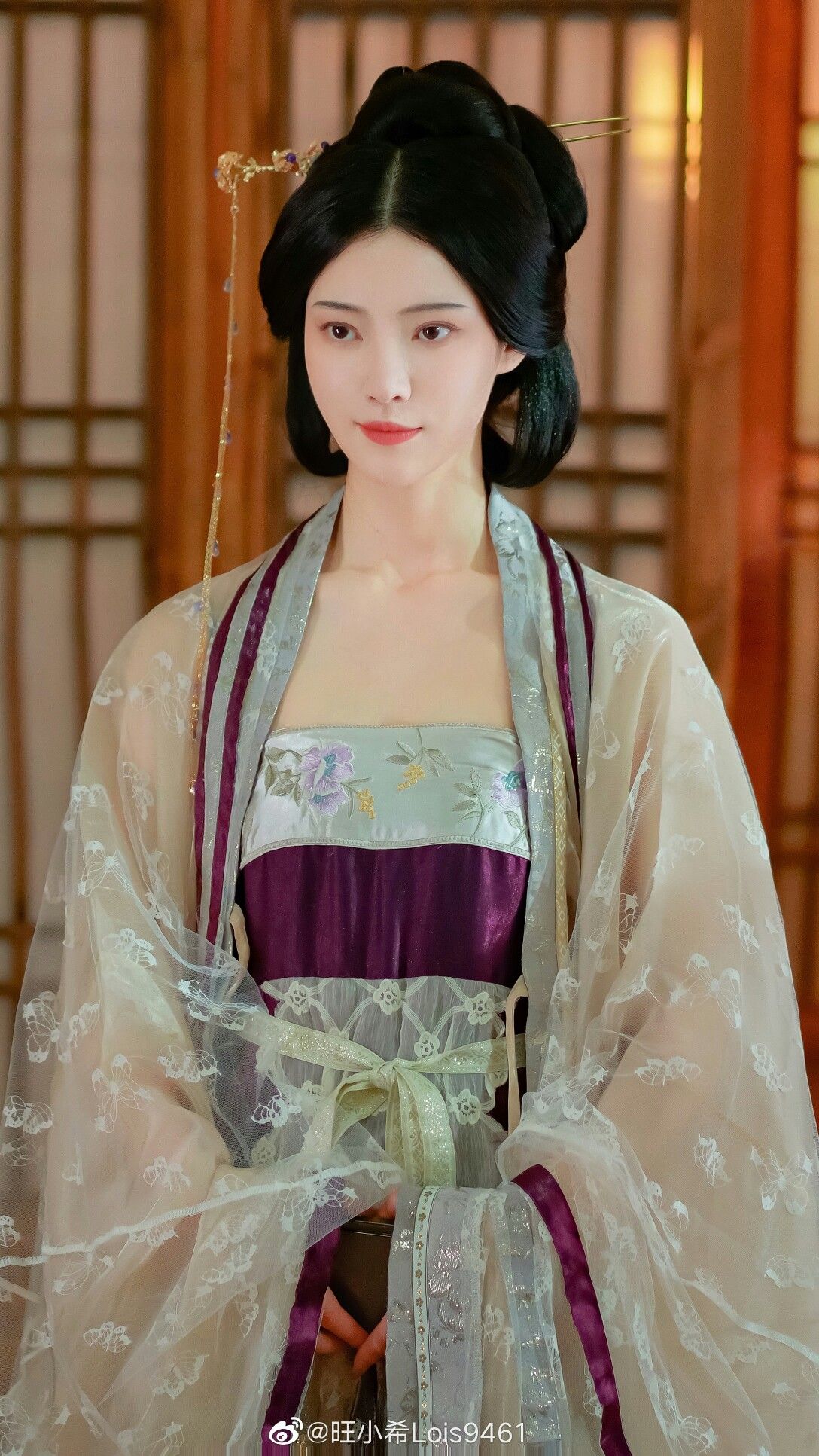 Winter Celebration:A Girl in Hanfu Dressing for New Years Visit Winter Celebration:A Girl in Hanfu Dressing for New Years Visit