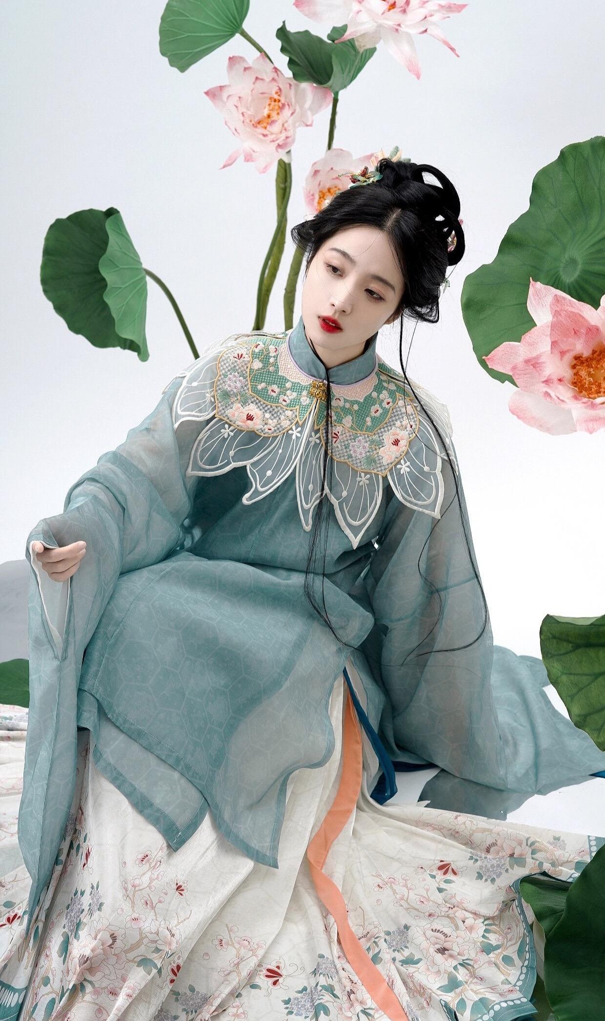 The Journey of a 13-Year-Old Girl into the World of Hanfu:Her First Year in Middle School The Journey of a 13-Year-Old Girl into the World of Hanfu:Her First Year in Middle School