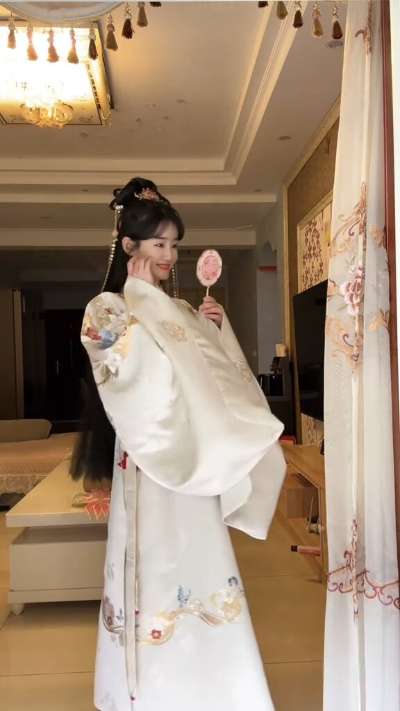 Elegant Heritage:The Luzhou Traditional Chinese Hanfu Collection Gallery Elegant Heritage:The Luzhou Traditional Chinese Hanfu Collection Gallery